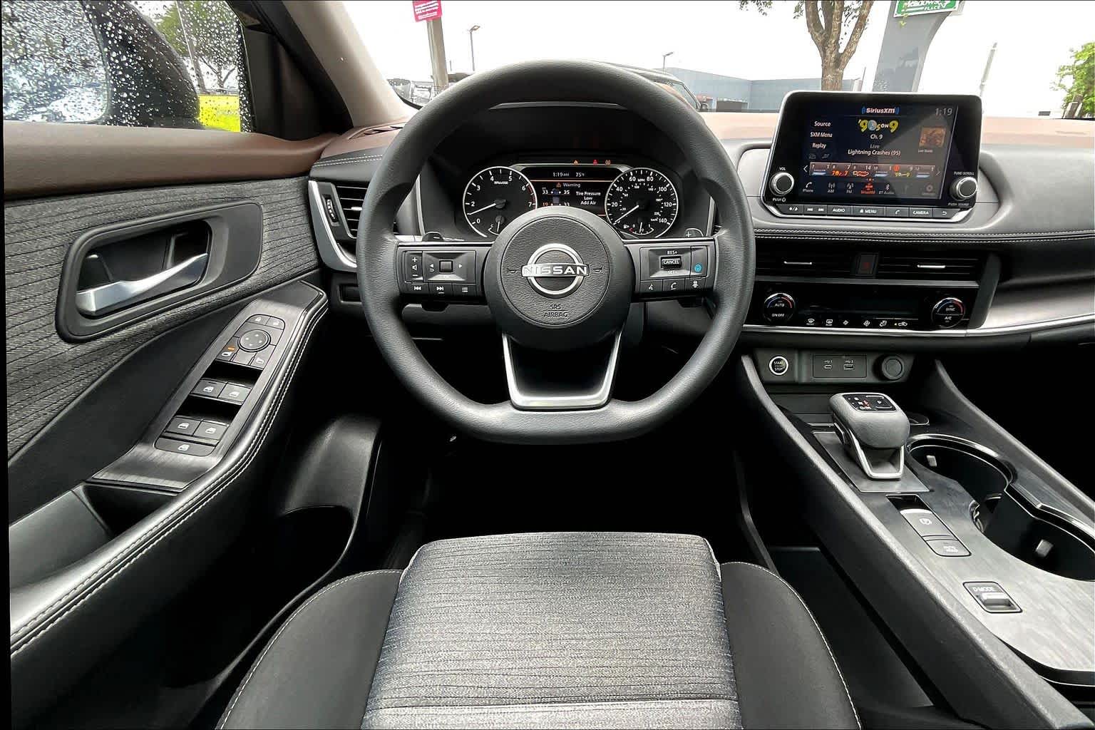 2023 Nissan Rogue SV - 5