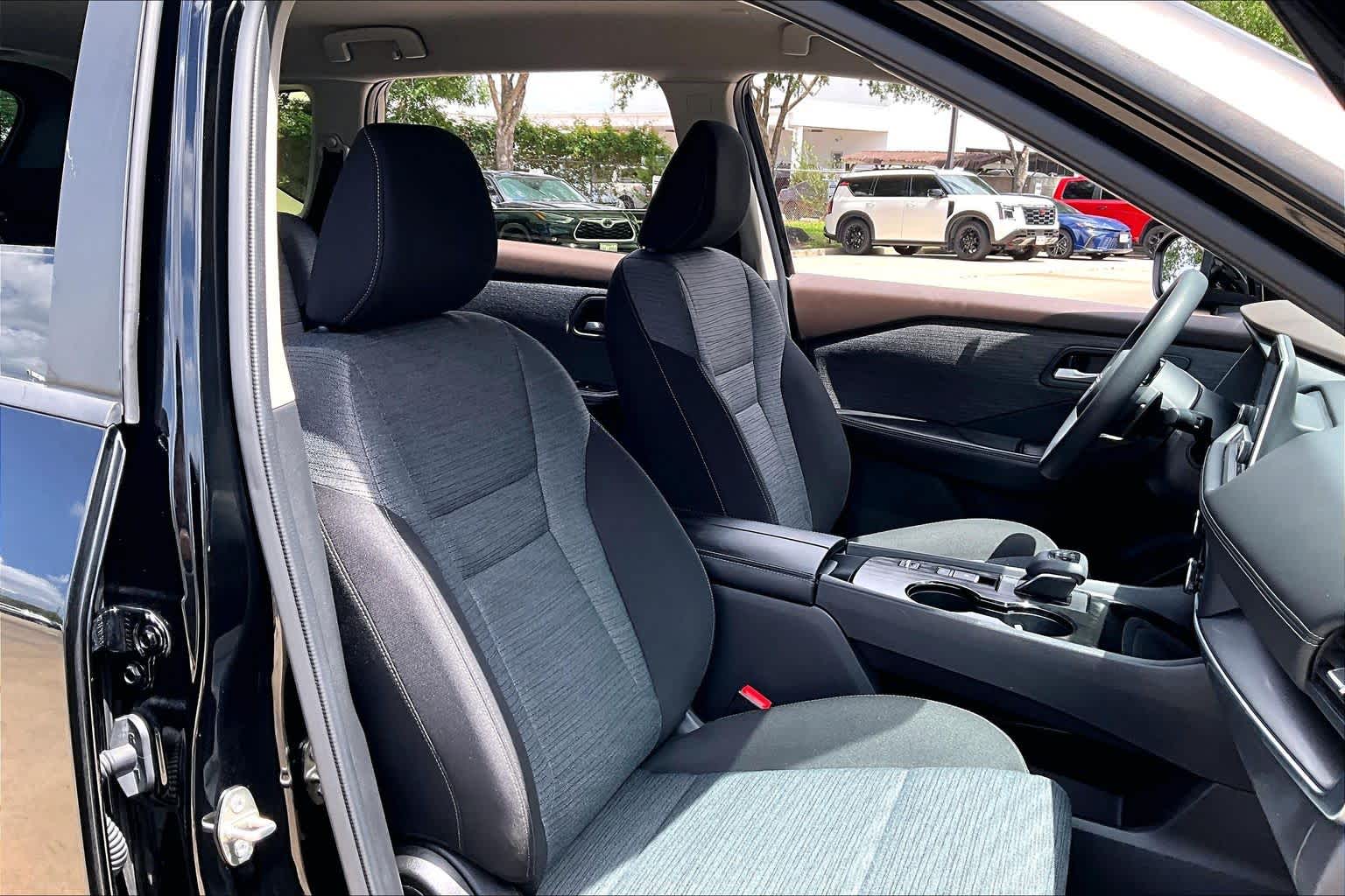 2023 Nissan Rogue SV - 8