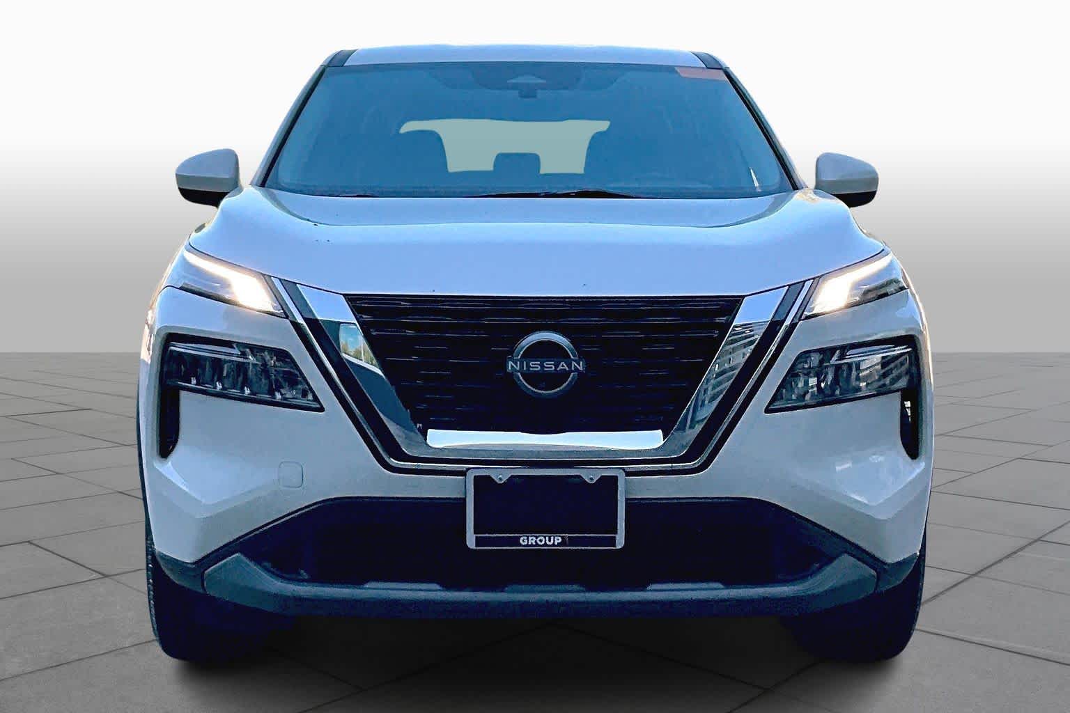 2023 Nissan Rogue SV Pearl White Tricoat at Sterling McCall Nissan