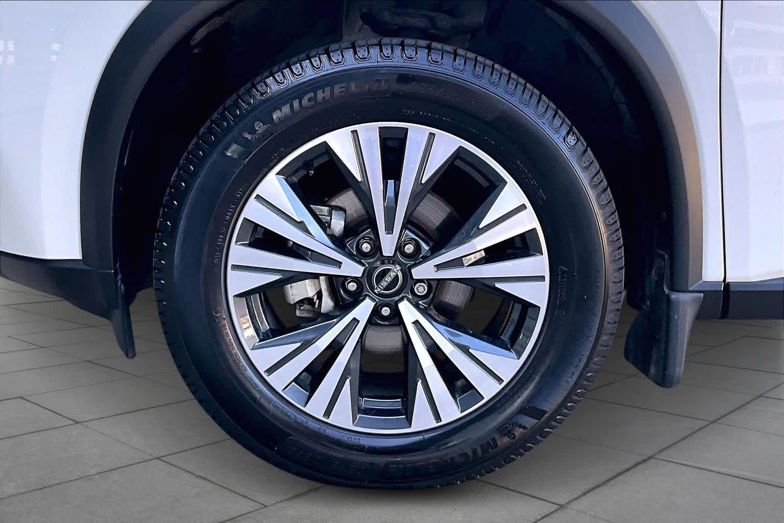 2023 Nissan Rogue SV Pearl White Tricoat at Sterling McCall Nissan