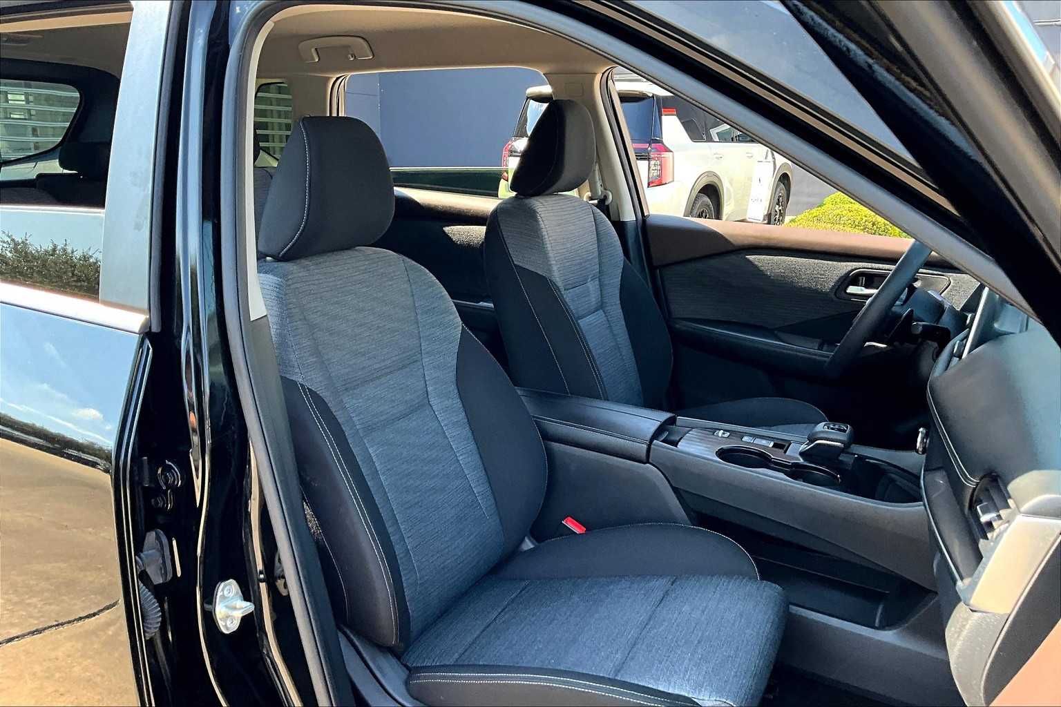 2023 Nissan Rogue SV - 7