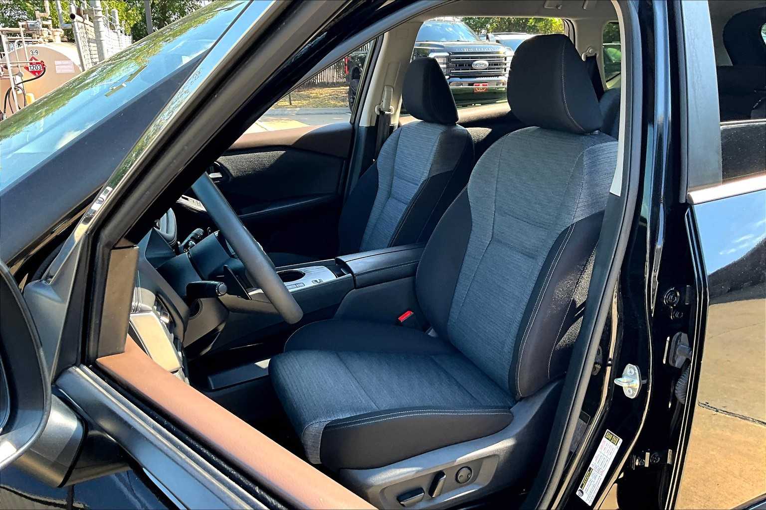 2023 Nissan Rogue SV - 6