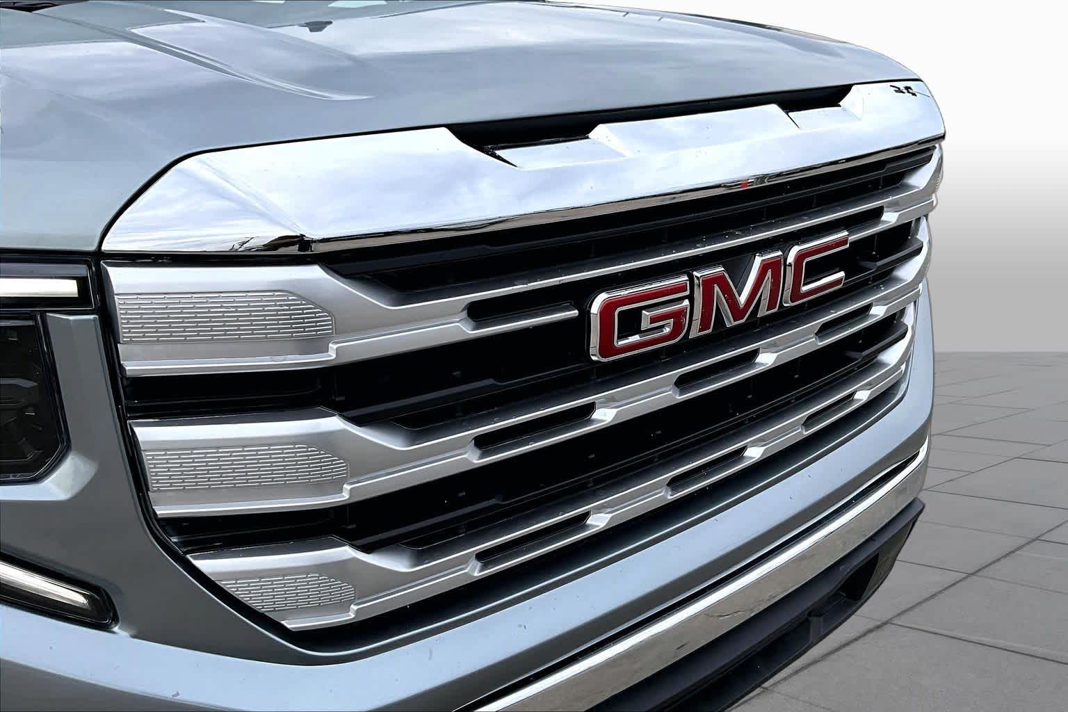 Used 2023 STERLING METALLIC GMC SLE image 30