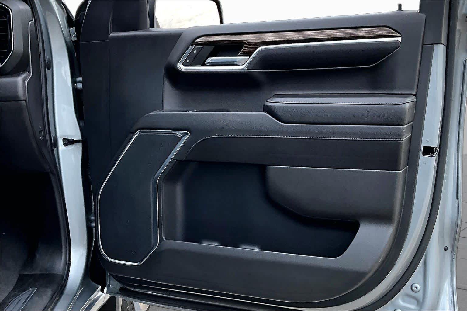 Used 2023 STERLING METALLIC GMC SLE image 23