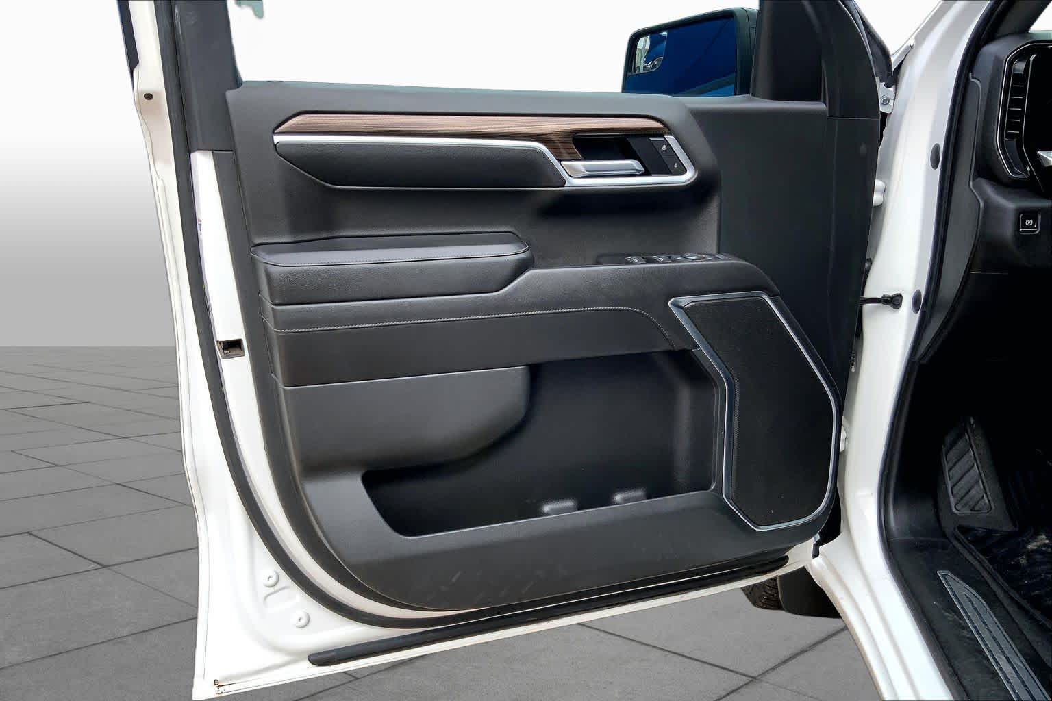 Used 2022 Summit White Chevrolet RST image 20
