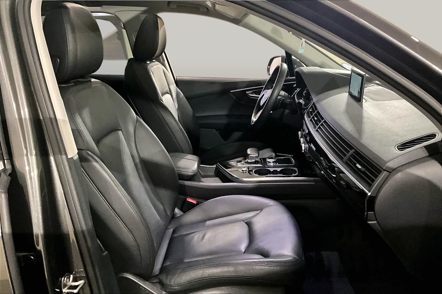 View vehicle photo 7