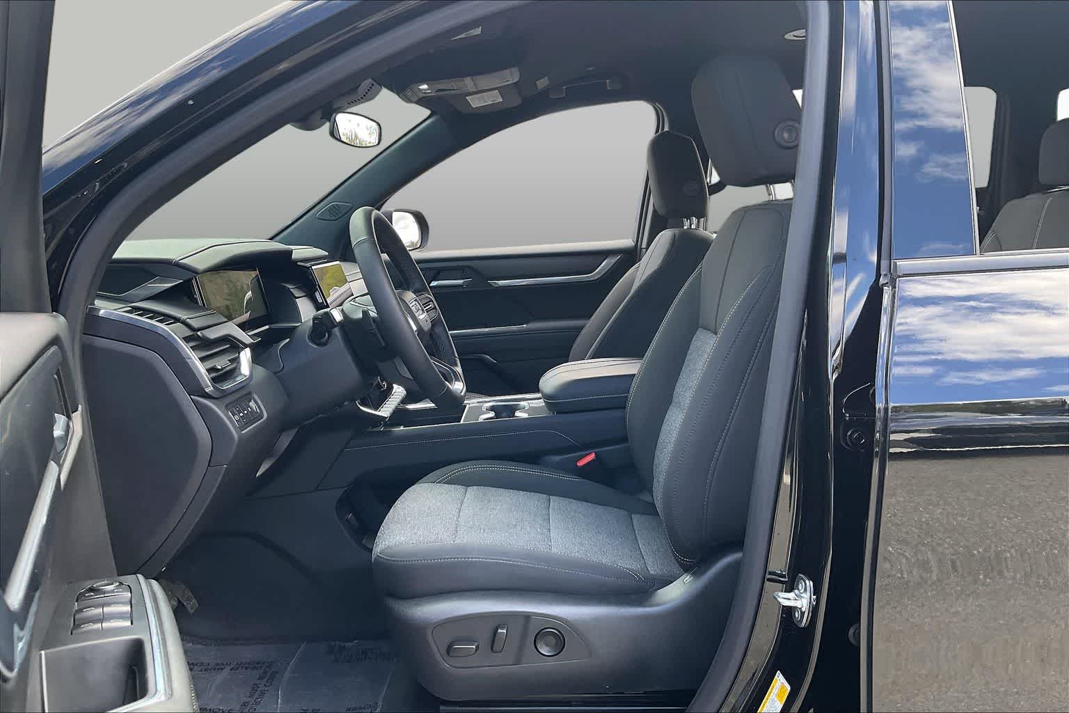 View vehicle photo 7