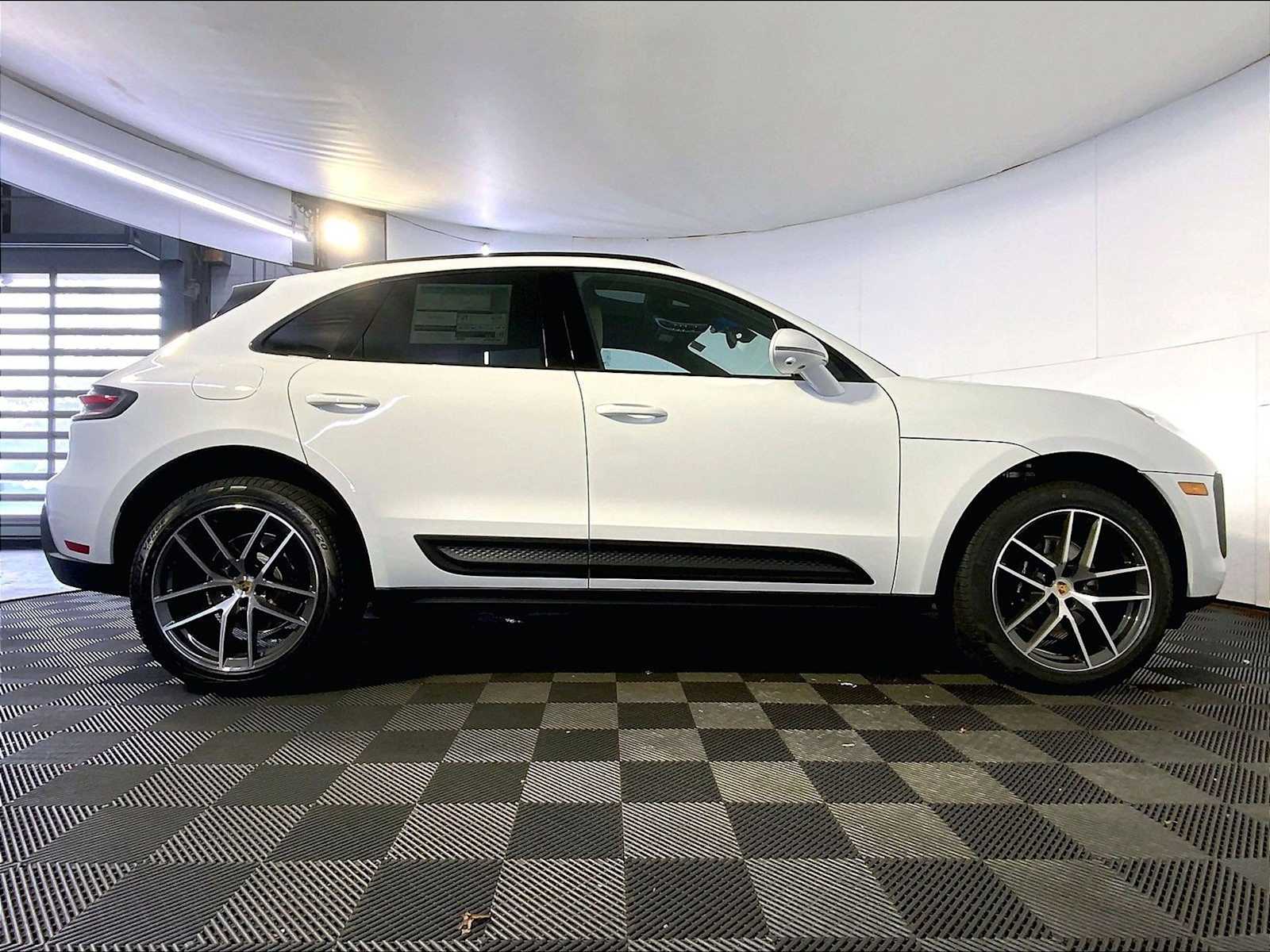 2026 Porsche Macan T - Photo 8