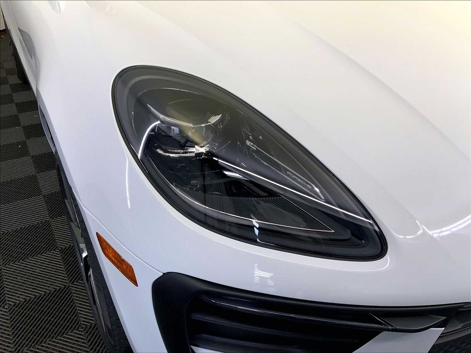 2026 Porsche Macan T - Photo 12
