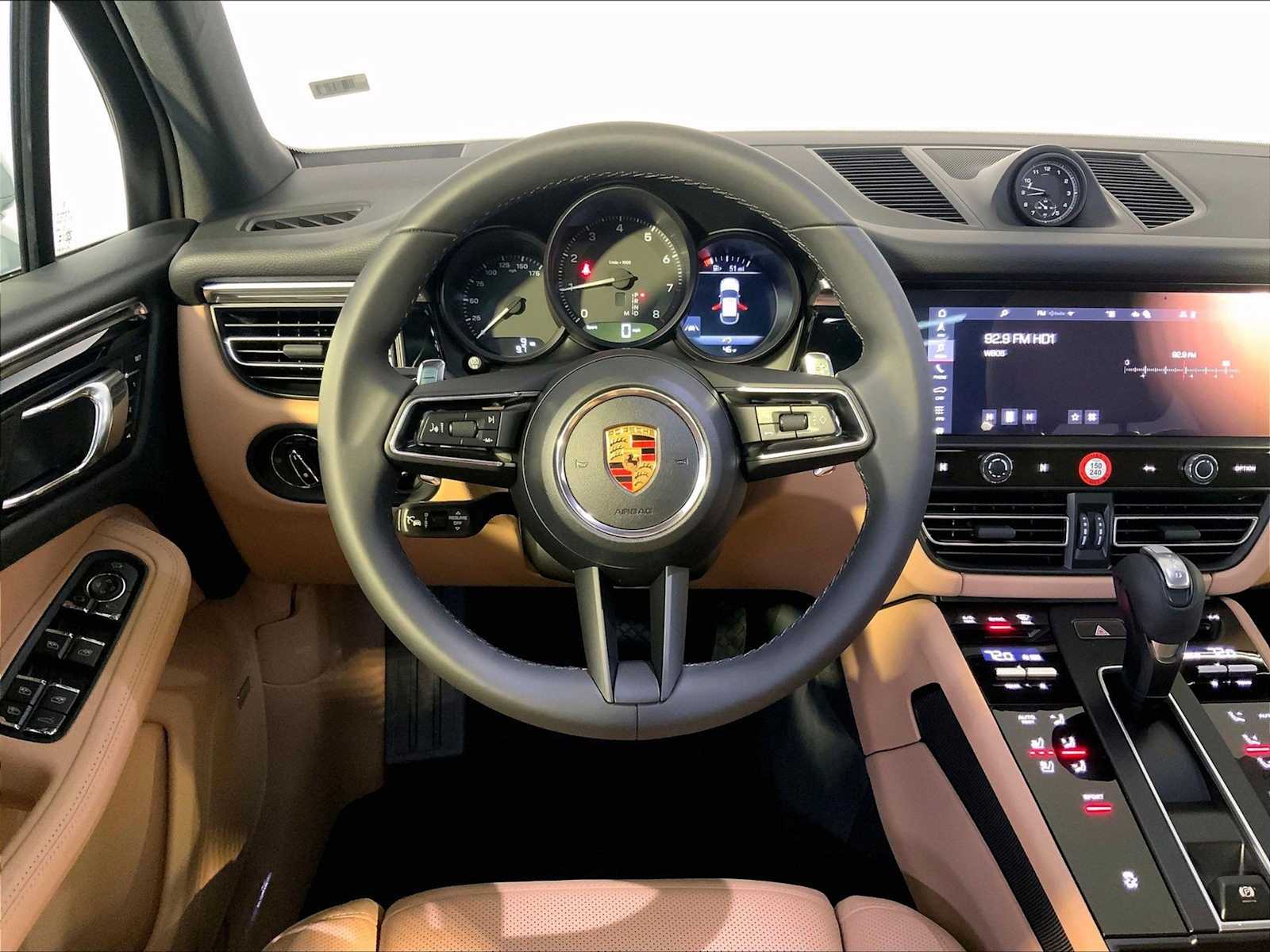 2026 Porsche Macan T - Photo 15