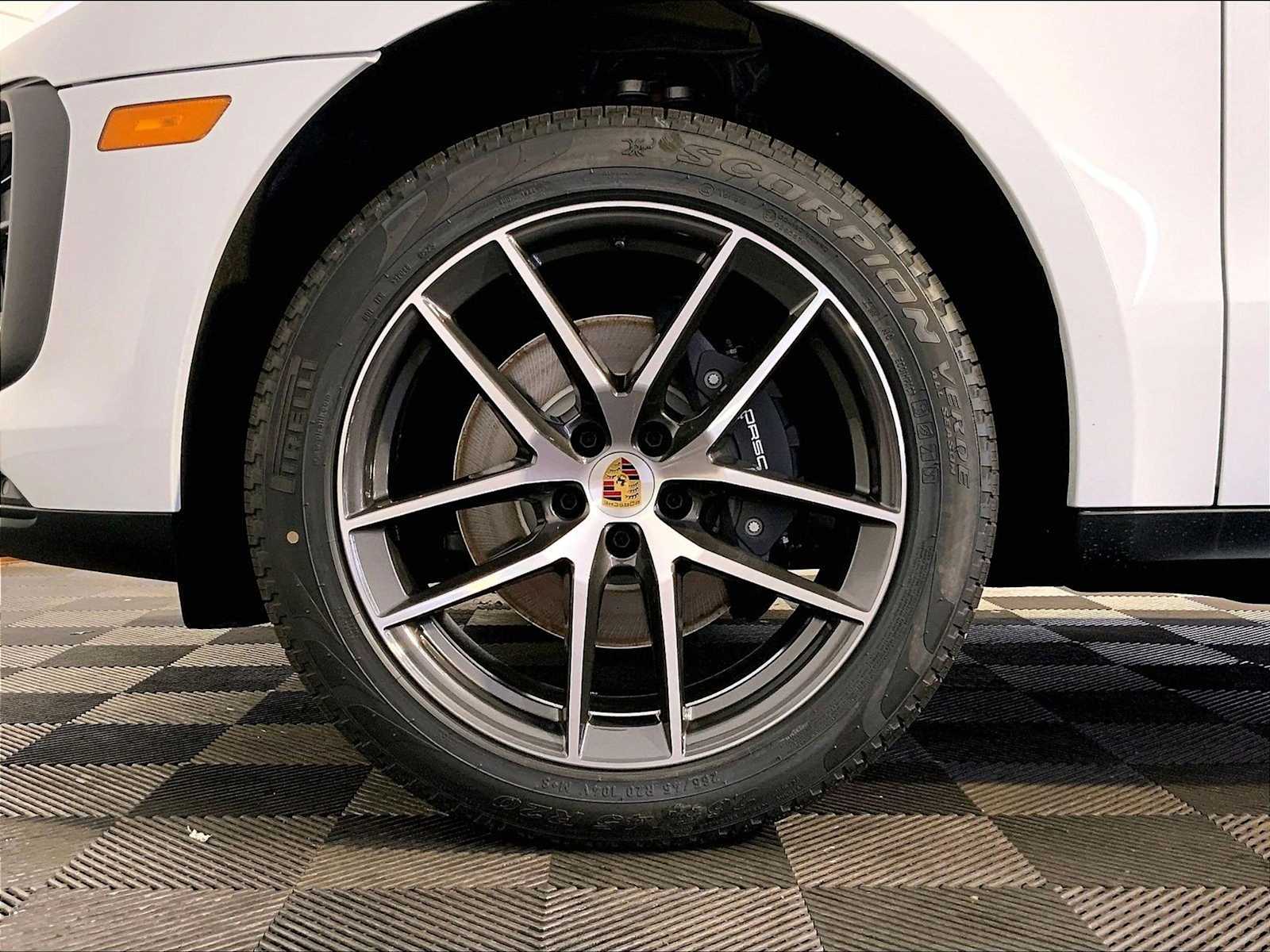 2026 Porsche Macan T - Photo 11