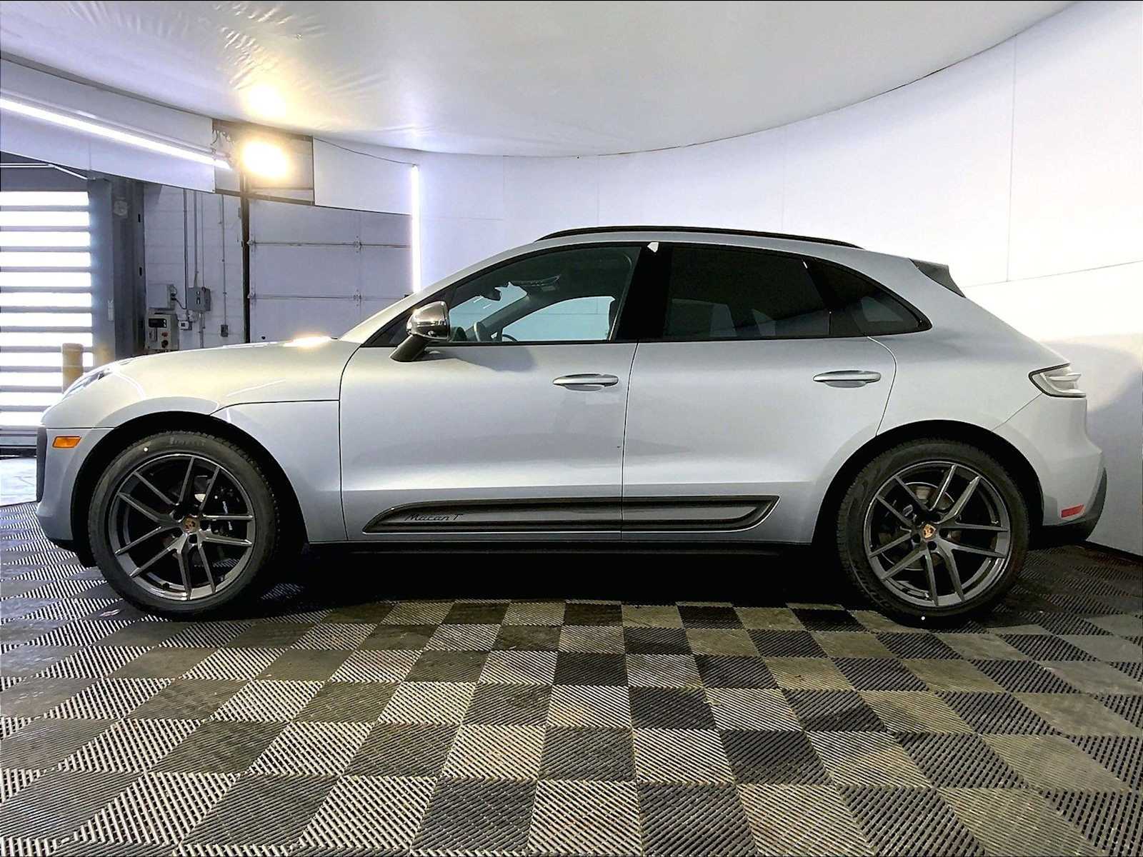 New 2026 F0/Dolomite Silver Porsche T image 2