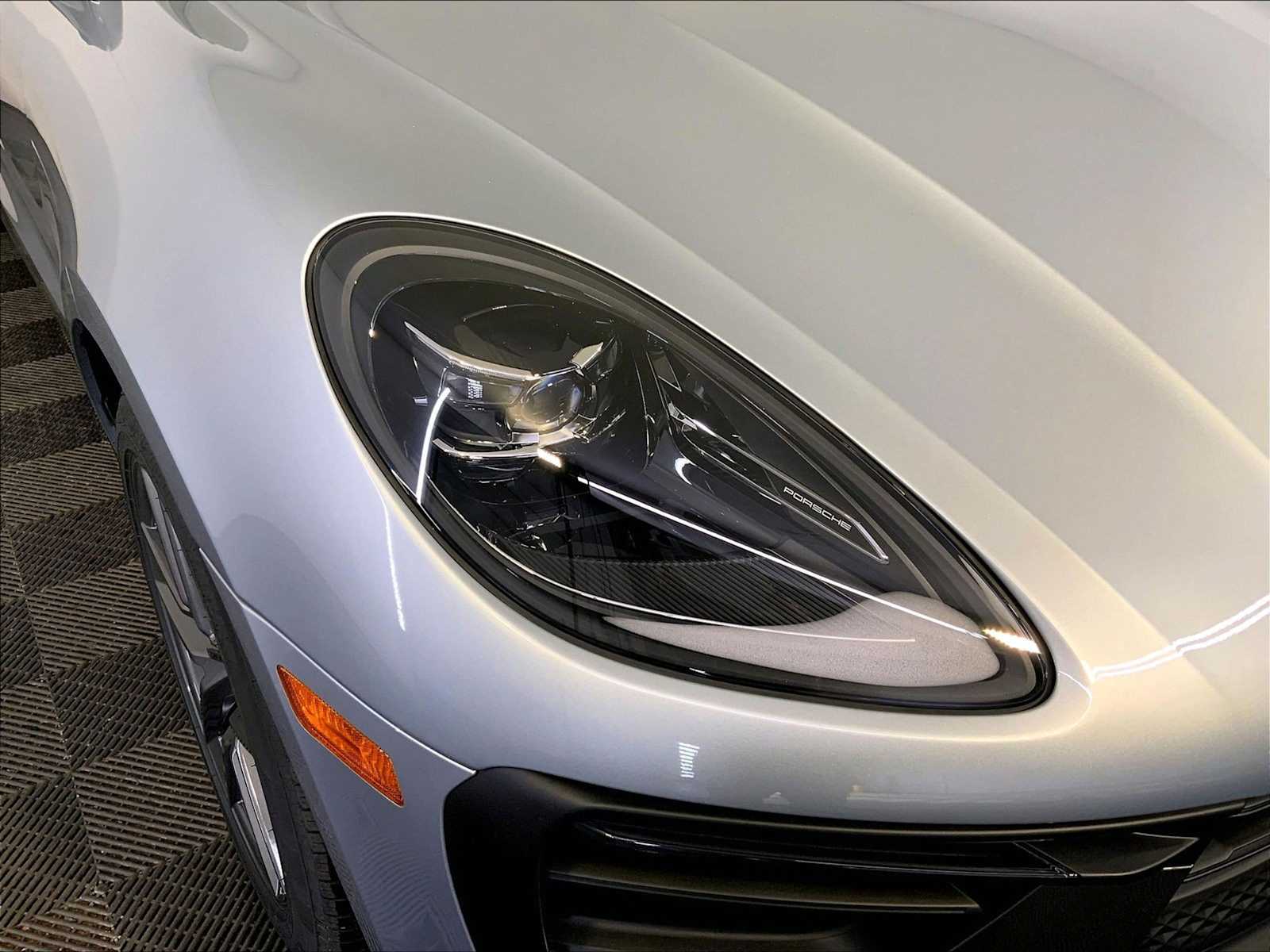 New 2026 F0/Dolomite Silver Porsche T image 12
