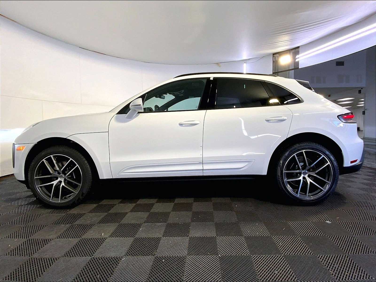 New 2026 0Q/White Porsche  image 2