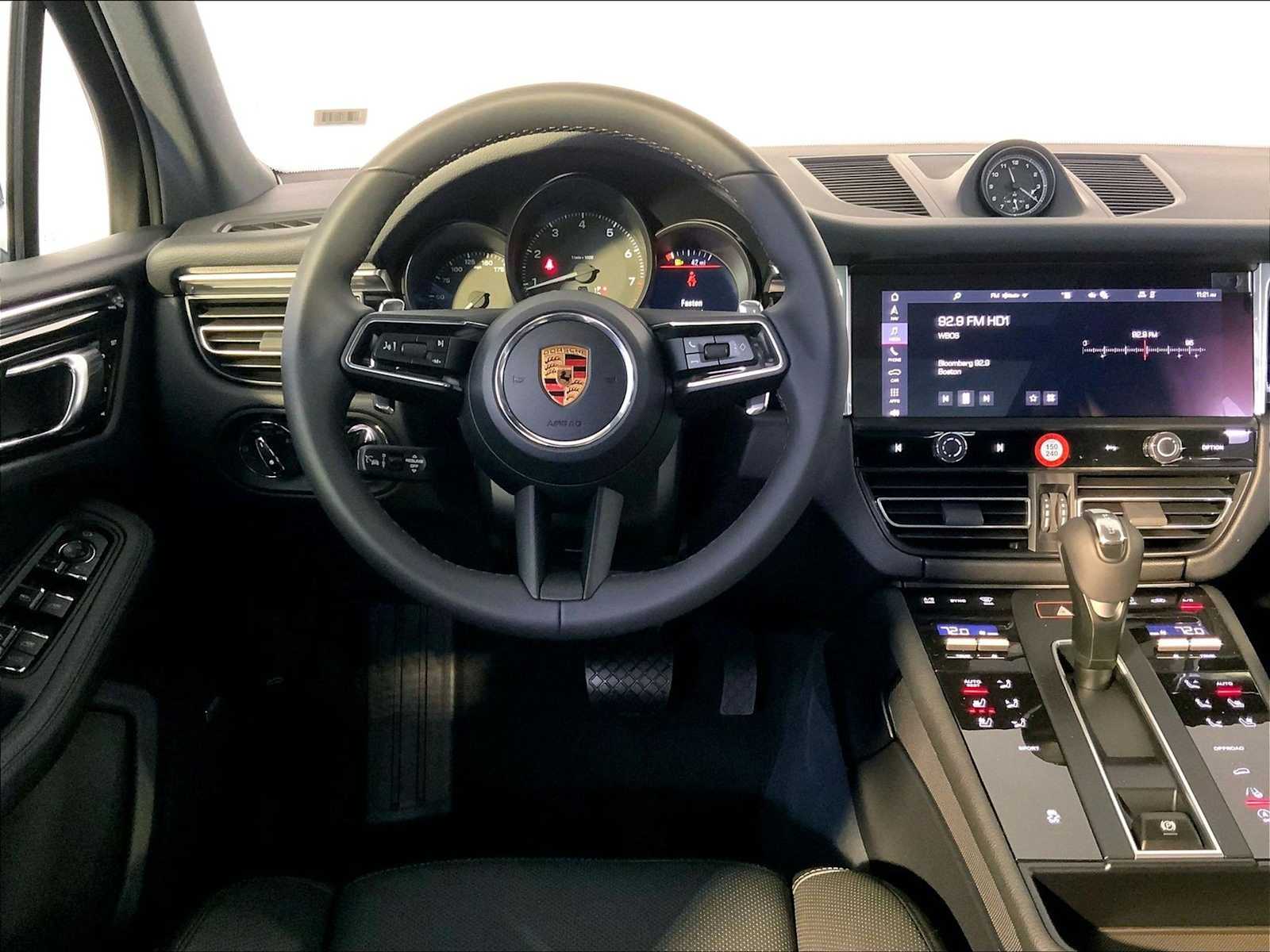 2026 Porsche Macan T - Photo 13