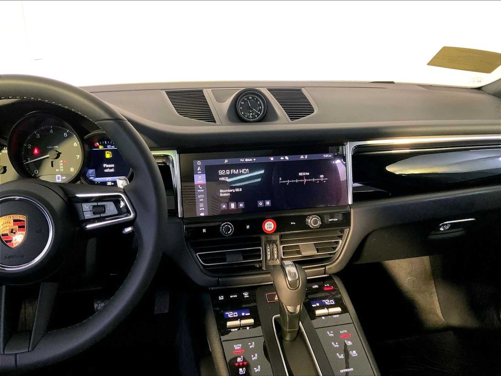2026 Porsche Macan T - Photo 16