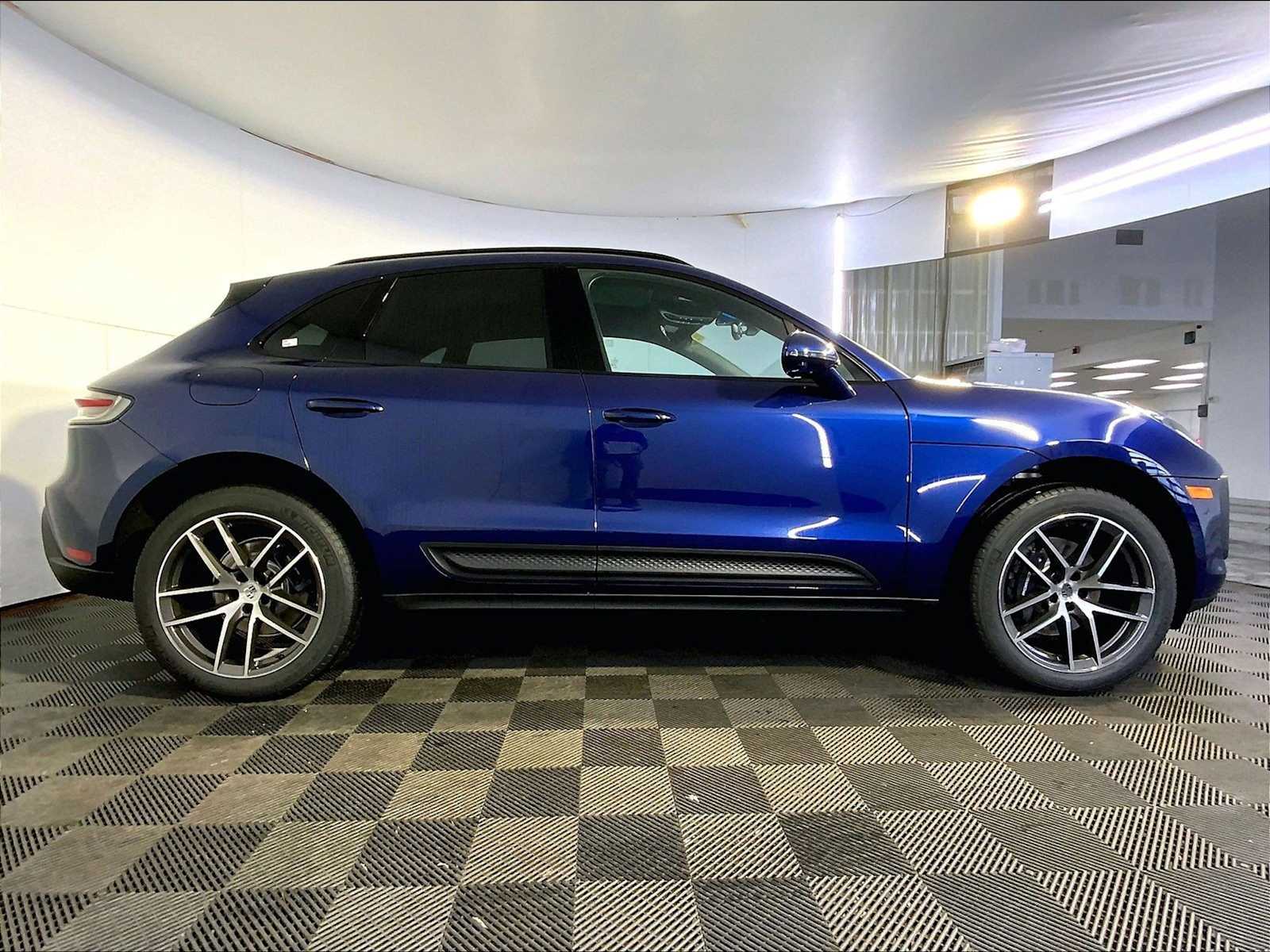 2026 Porsche Macan T - Photo 8