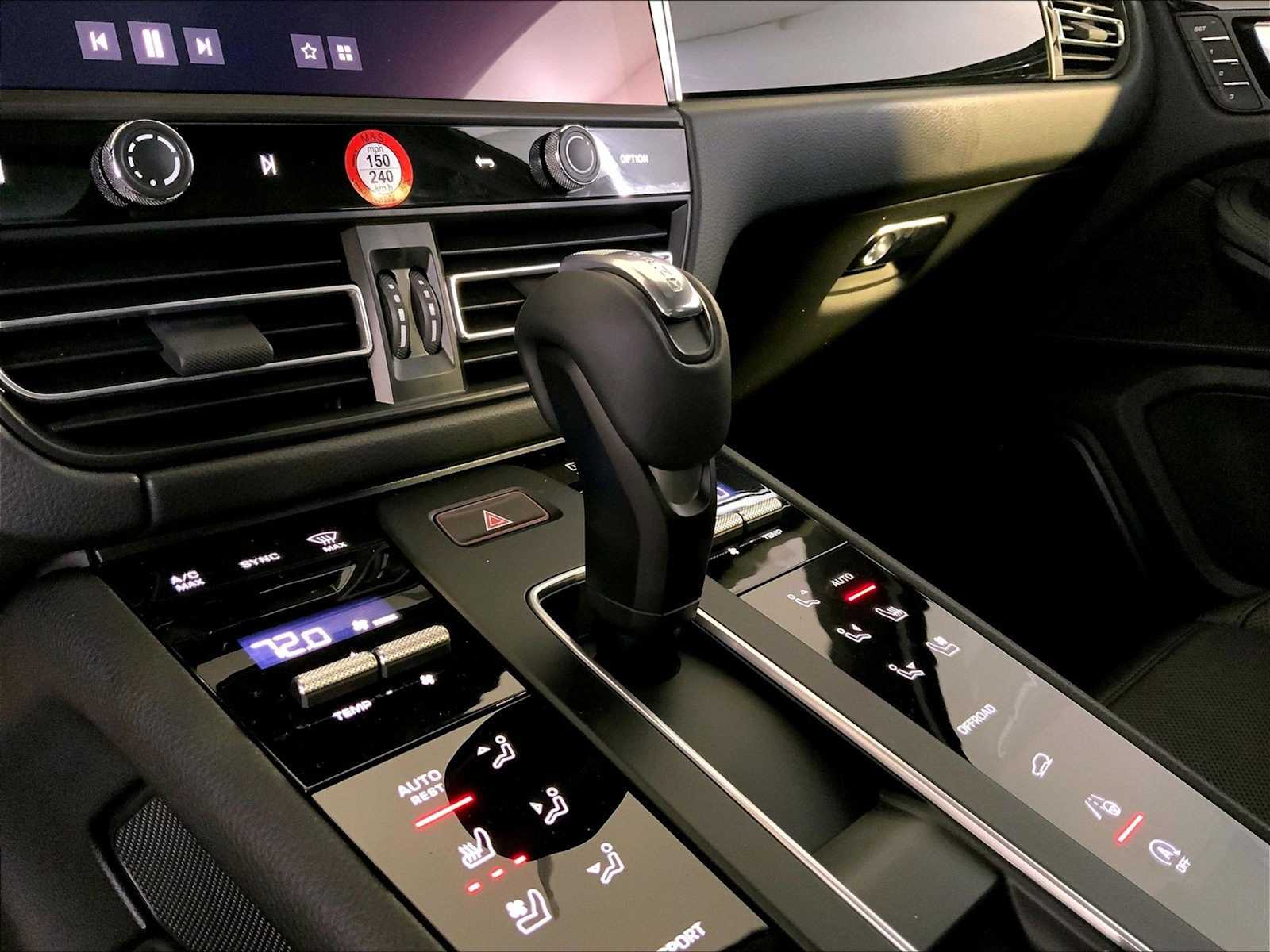 2026 Porsche Macan T - Photo 17