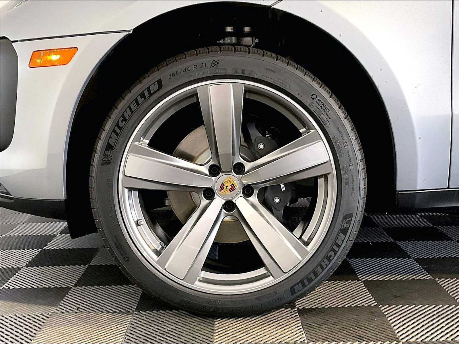 New 2026 F0/Dolomite Silver Porsche  image 11