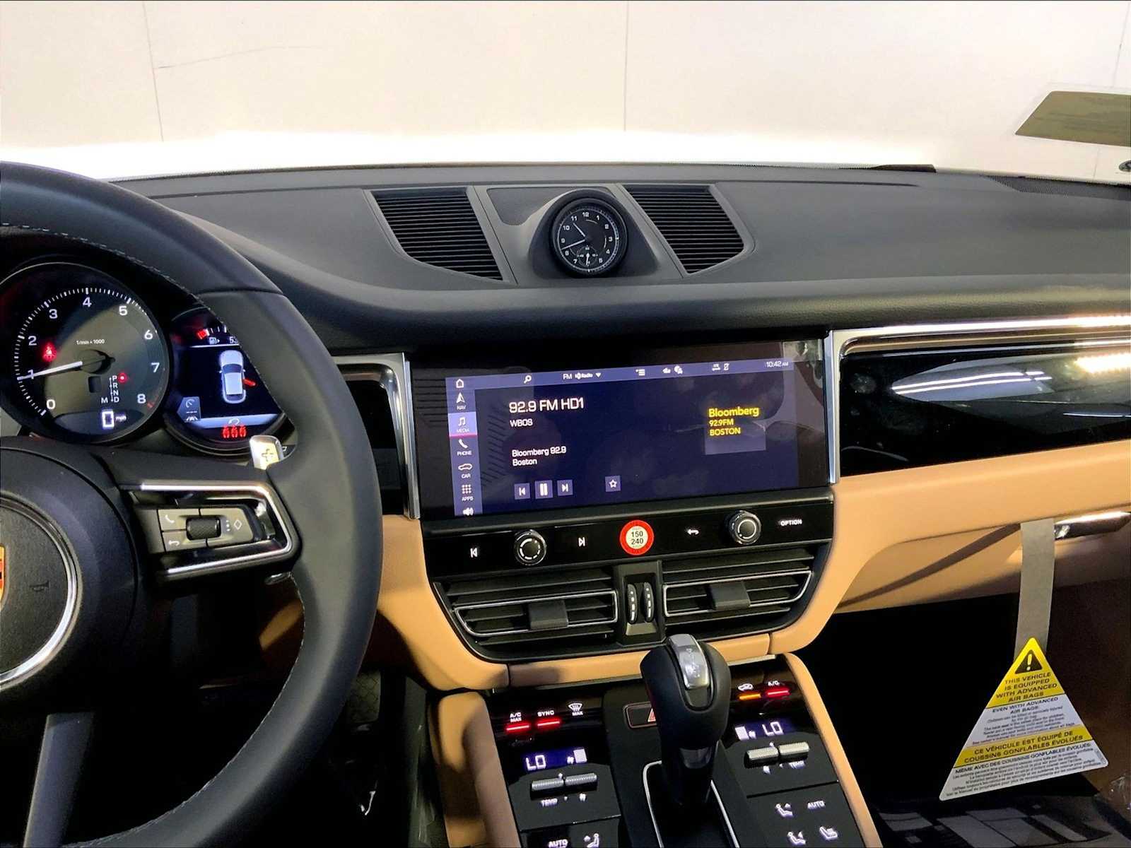 2025 Porsche Macan - Photo 16