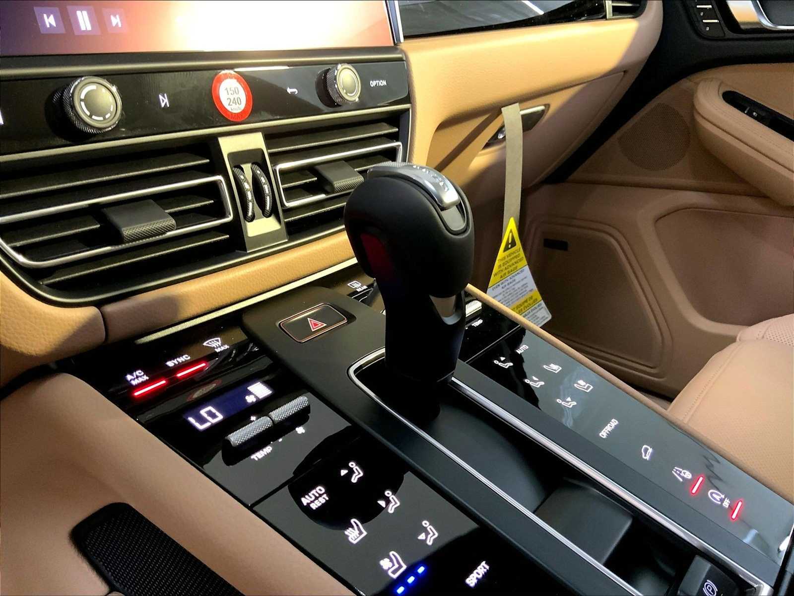 2025 Porsche Macan - Photo 17