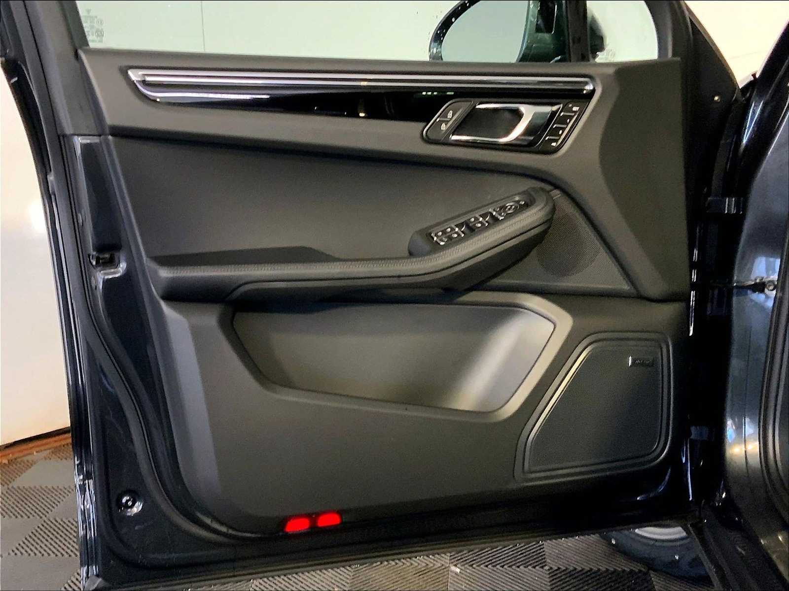 2026 Porsche Macan T - Photo 20