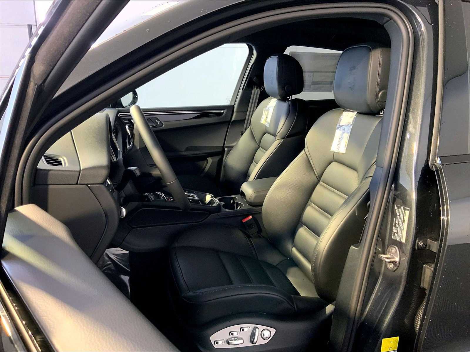 2026 Porsche Macan T - Photo 5