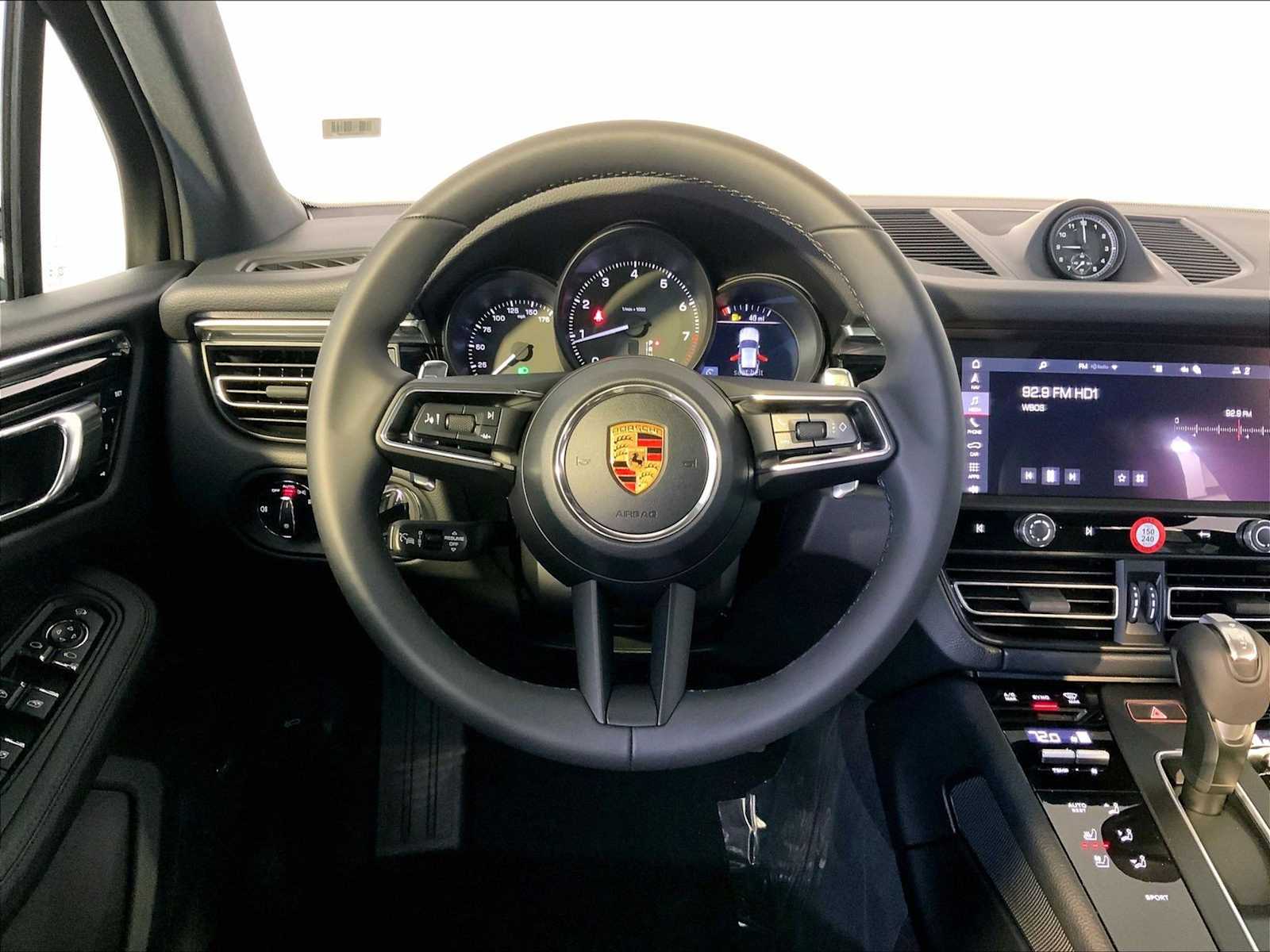 2026 Porsche Macan T - Photo 15