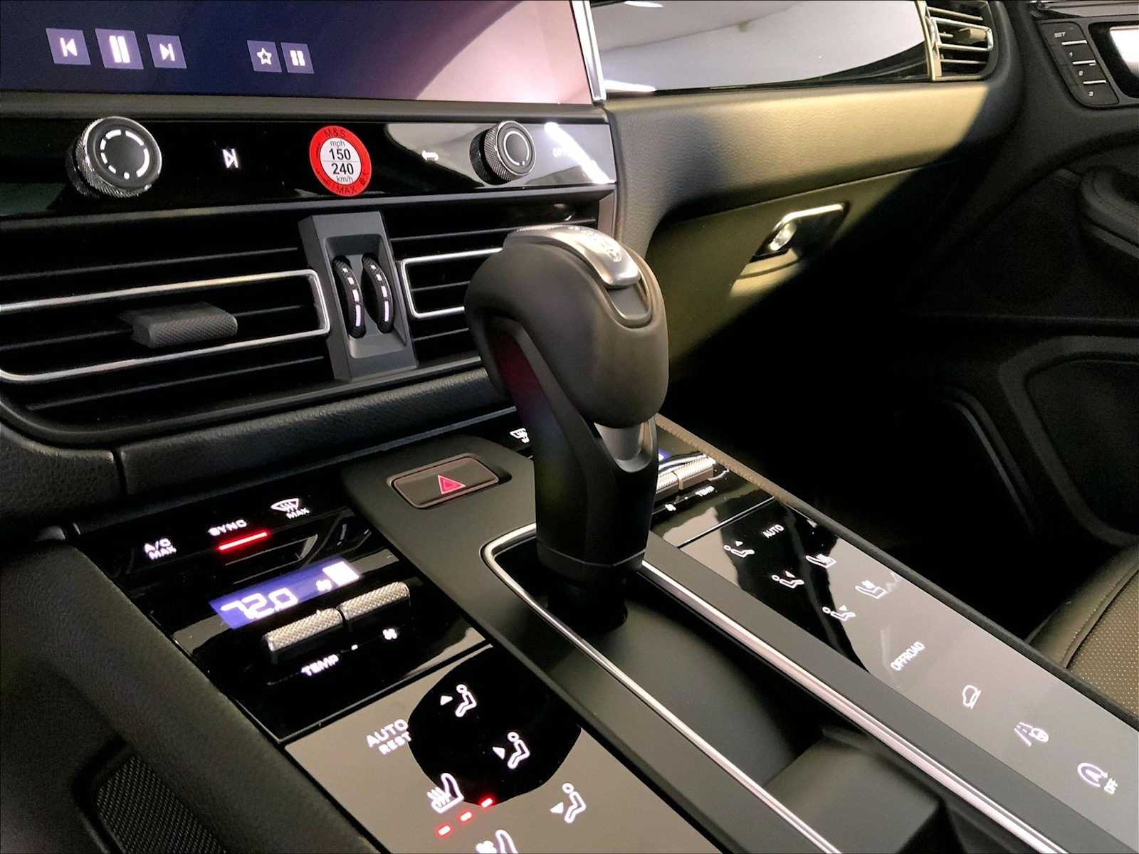 2026 Porsche Macan T - Photo 17