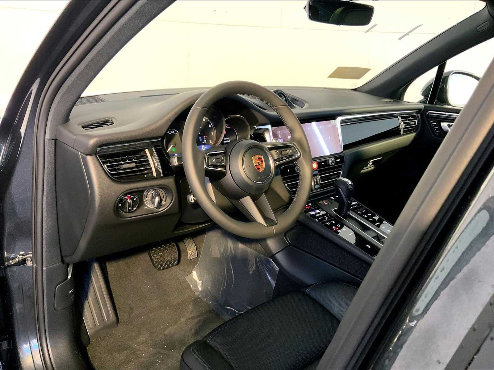 2026 Porsche Macan T - Photo 4