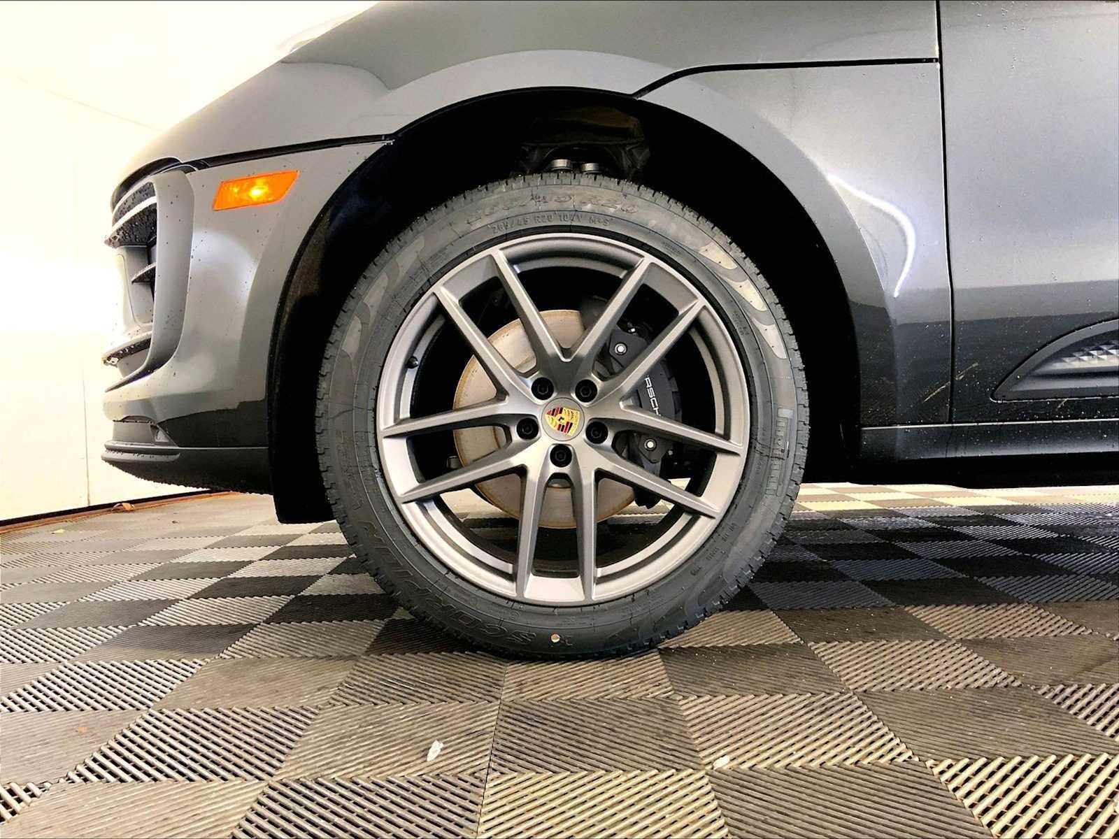 2026 Porsche Macan T - Photo 11