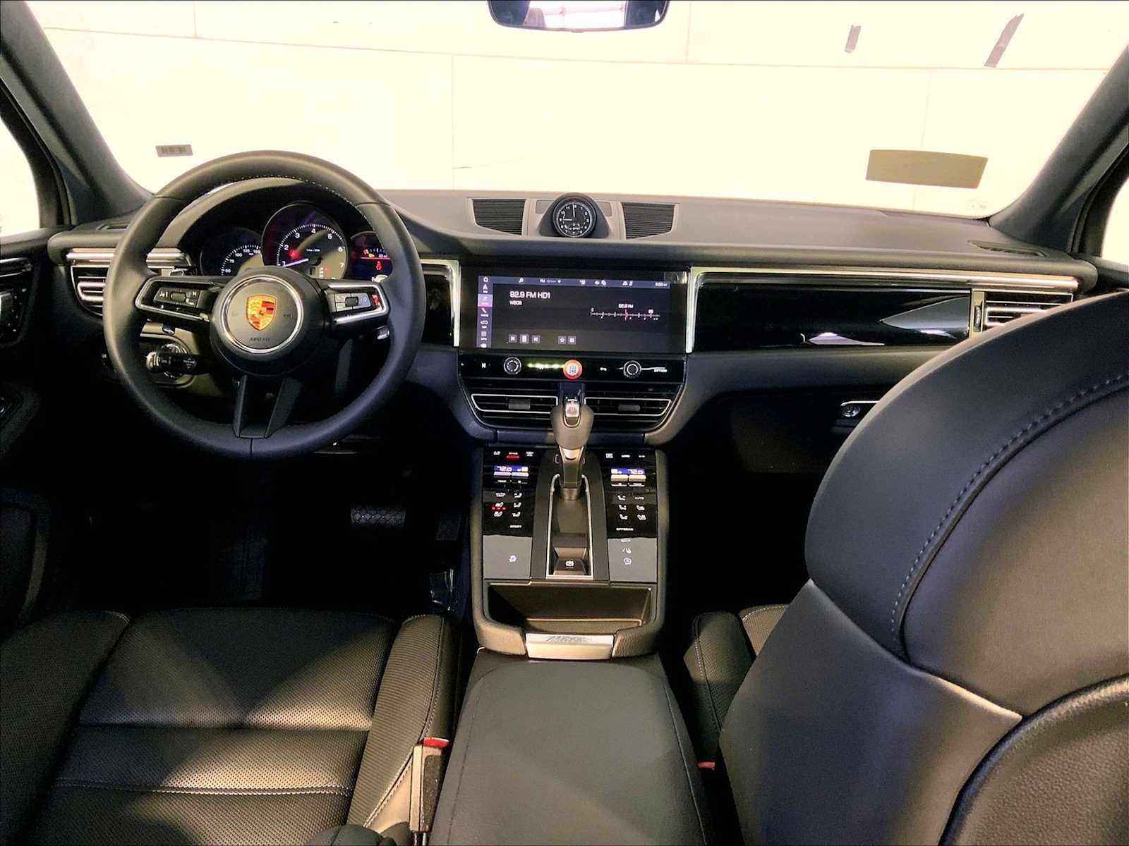2026 Porsche Macan T - Photo 14