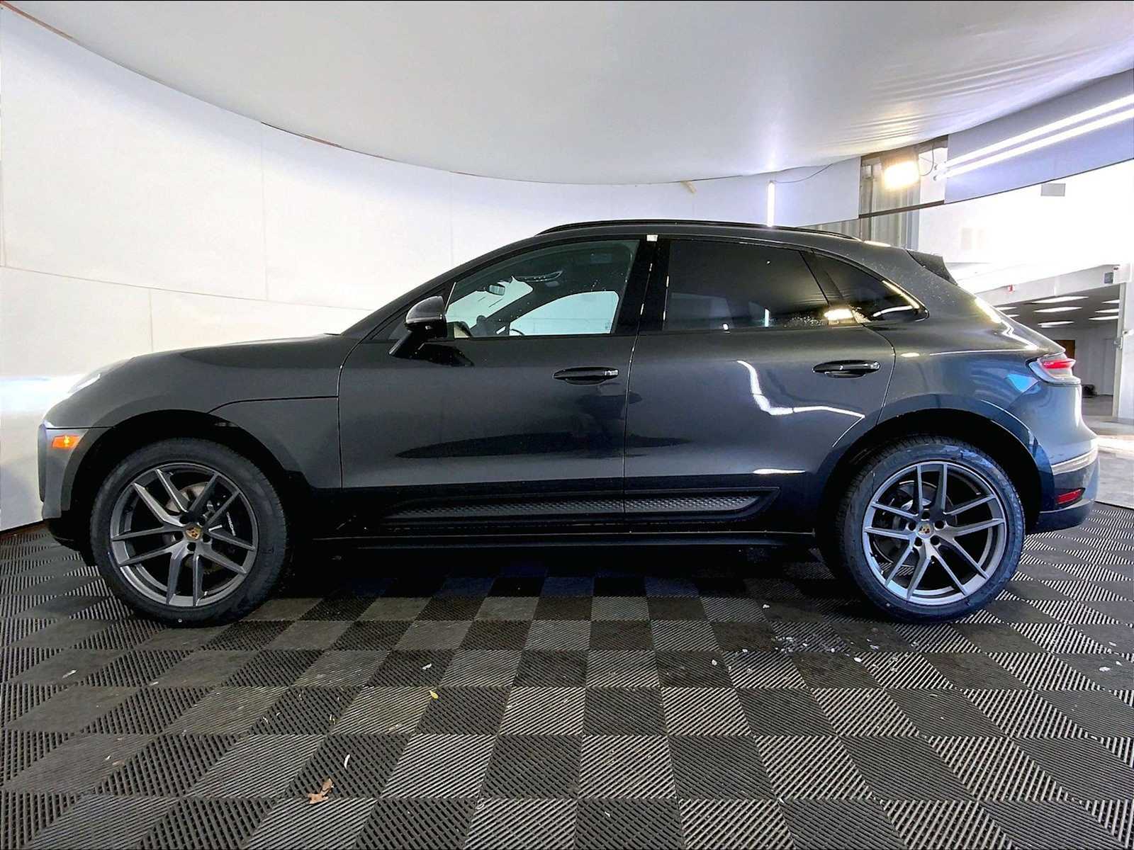 2026 Porsche Macan T - Photo 2