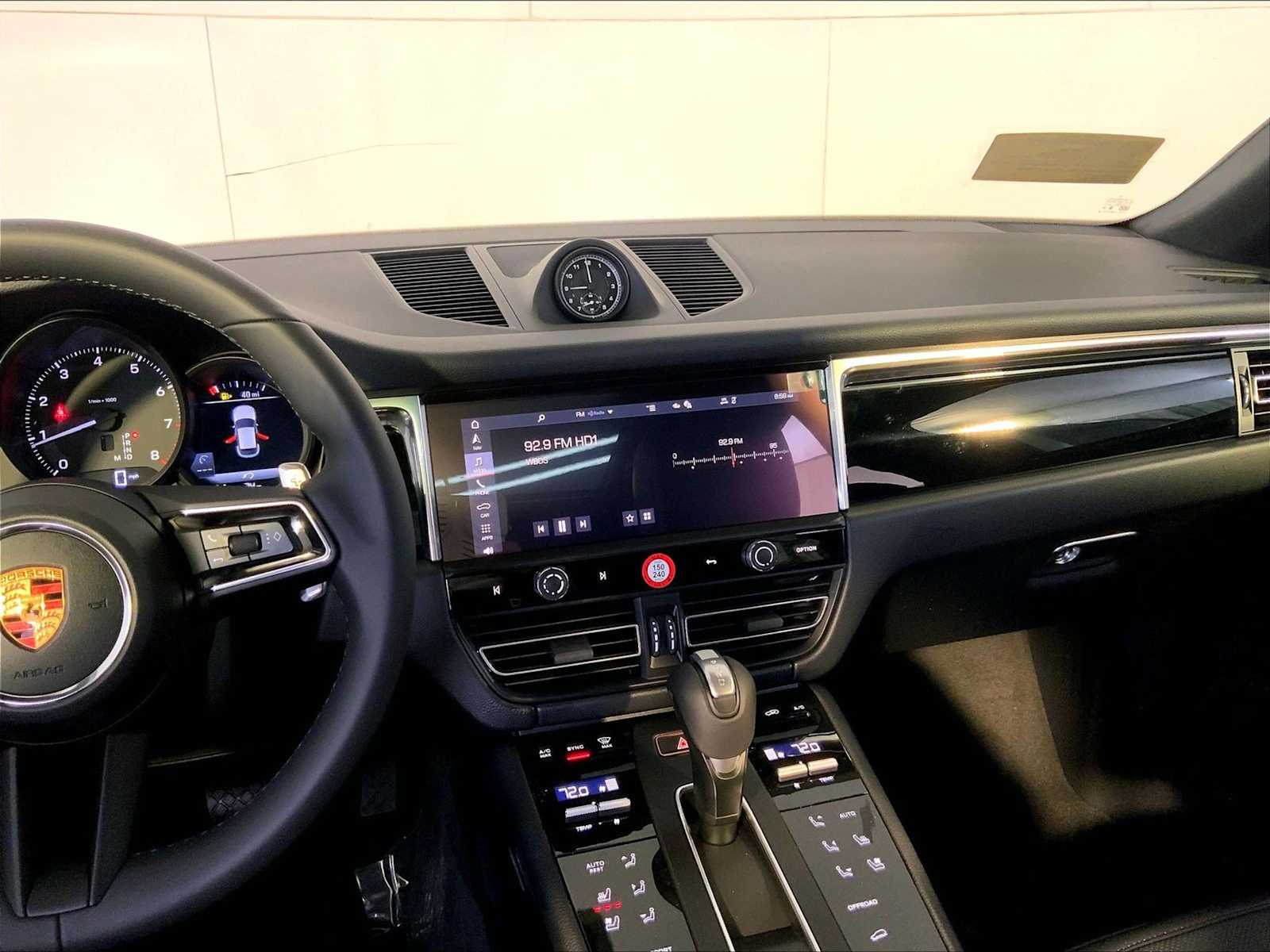 2026 Porsche Macan T - Photo 16