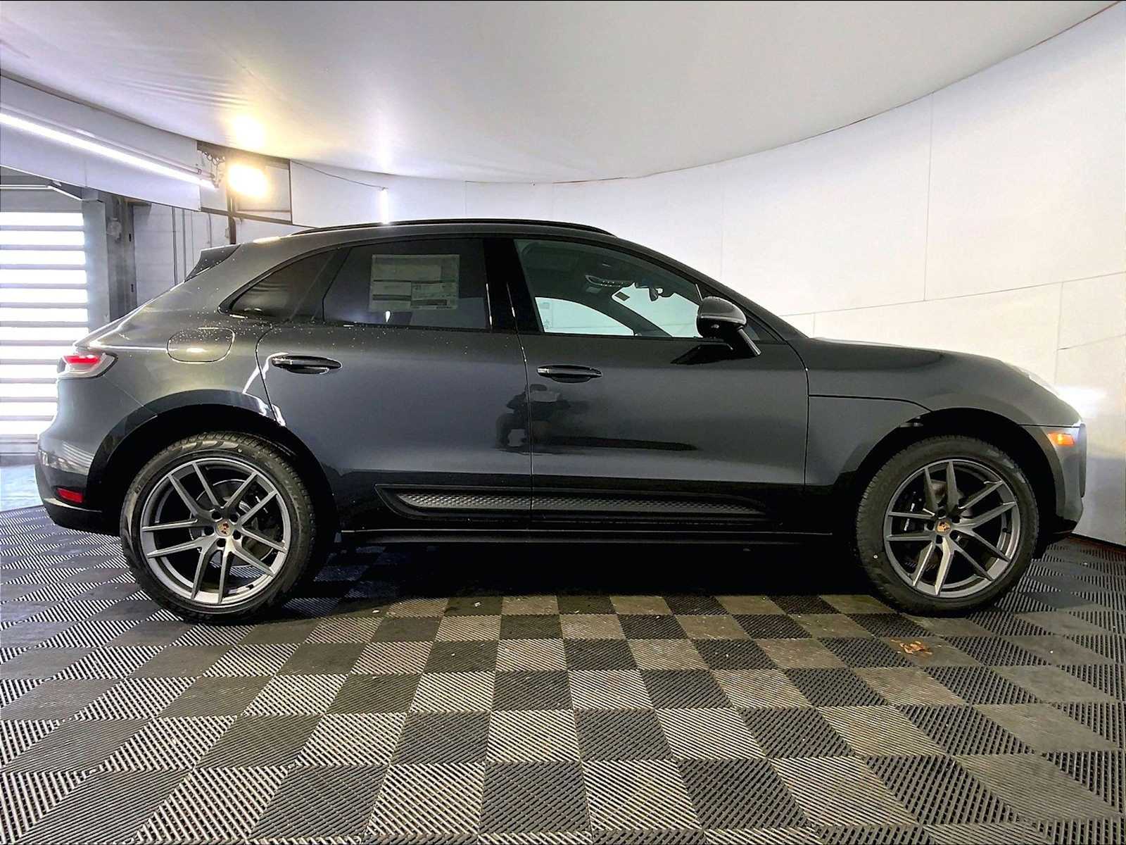 2026 Porsche Macan T - Photo 8