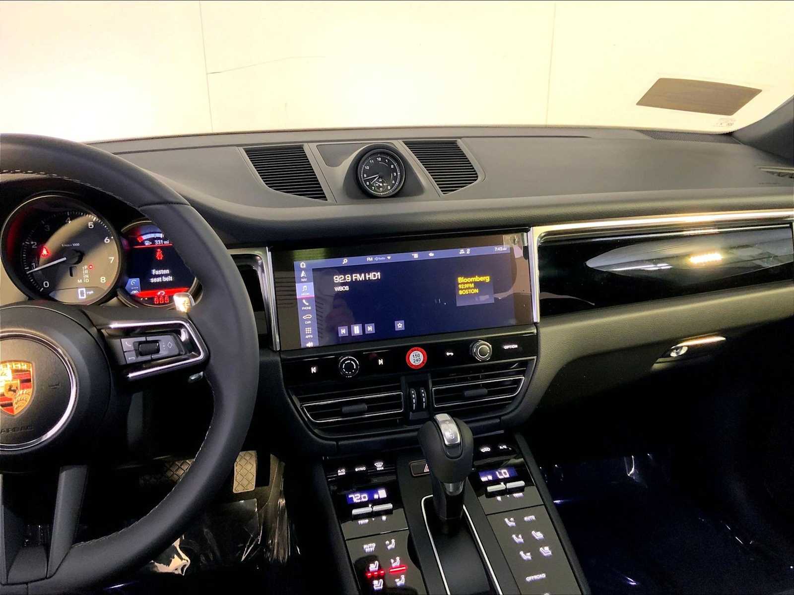 2026 Porsche Macan - Photo 16
