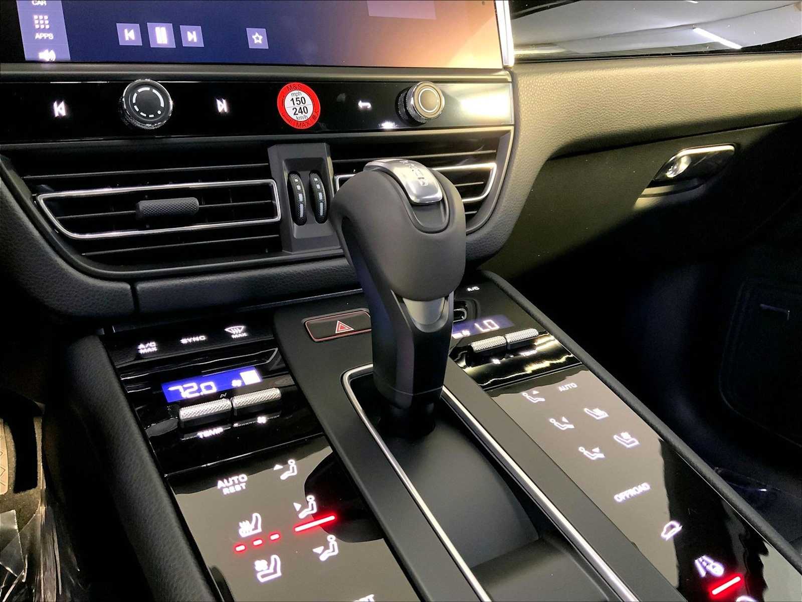 2026 Porsche Macan - Photo 17