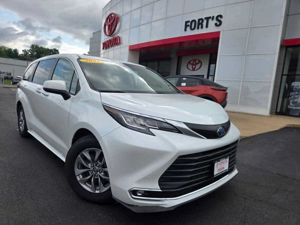 White (Wind Chill Pearl) 2022 Toyota Sienna Minivan All-Wheel Drive Continuously Variable Transmission