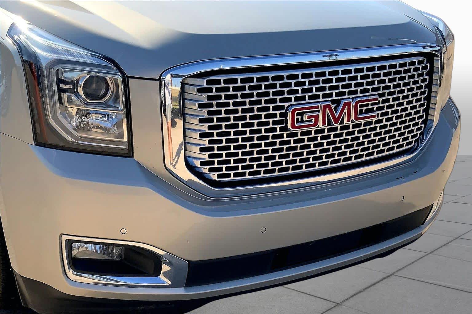Used 2017 SPARKLING SILVER METALLIC GMC Denali image 28