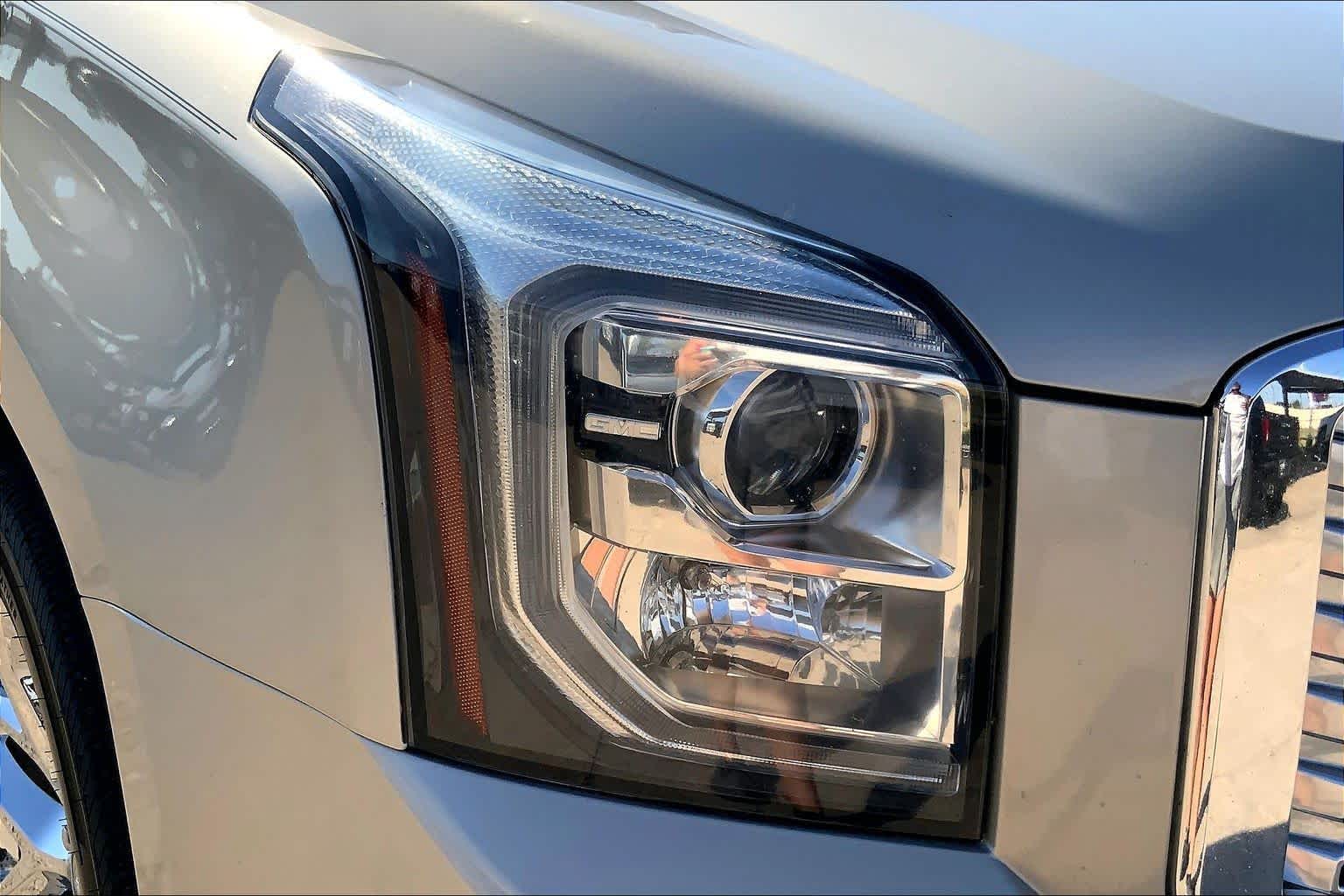 Used 2017 SPARKLING SILVER METALLIC GMC Denali image 26