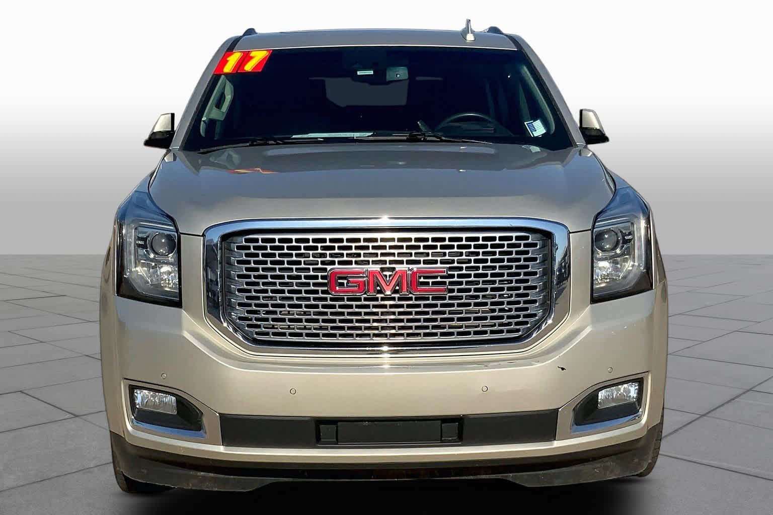 Used 2017 SPARKLING SILVER METALLIC GMC Denali image 4