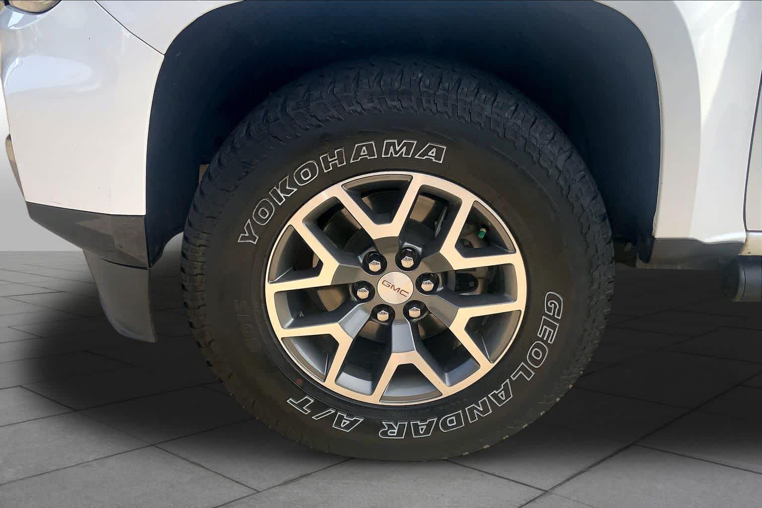 Used 2021 SUMMIT WHITE GMC 4WD AT4 w/Cloth image 11