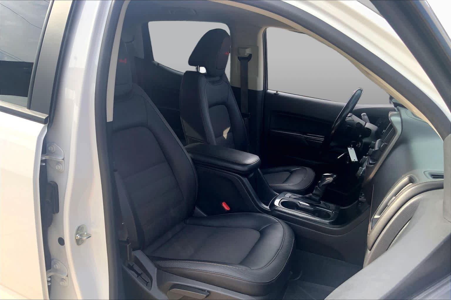 Used 2021 SUMMIT WHITE GMC 4WD AT4 w/Cloth image 9