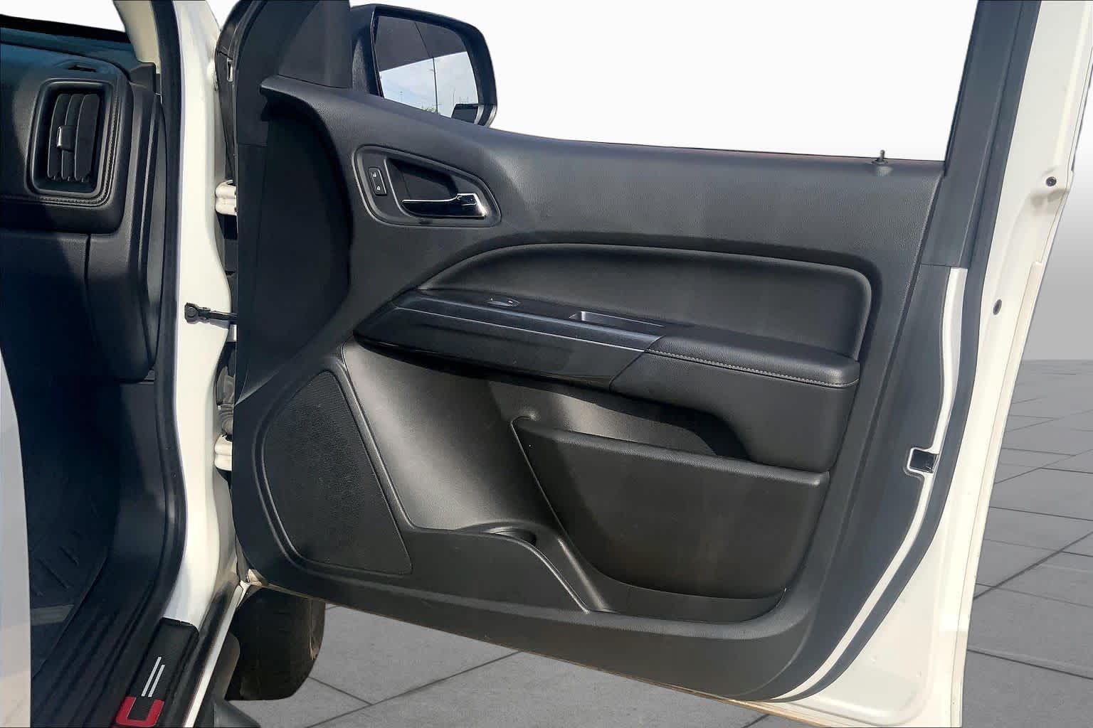 Used 2021 SUMMIT WHITE GMC 4WD AT4 w/Cloth image 22