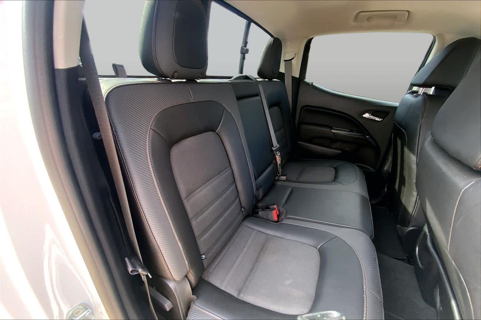 Used 2021 SUMMIT WHITE GMC 4WD AT4 w/Cloth image 19