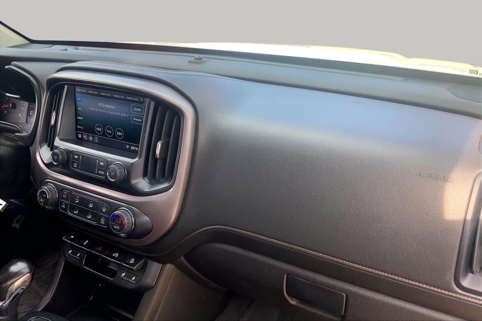 Used 2021 SUMMIT WHITE GMC 4WD AT4 w/Cloth image 18