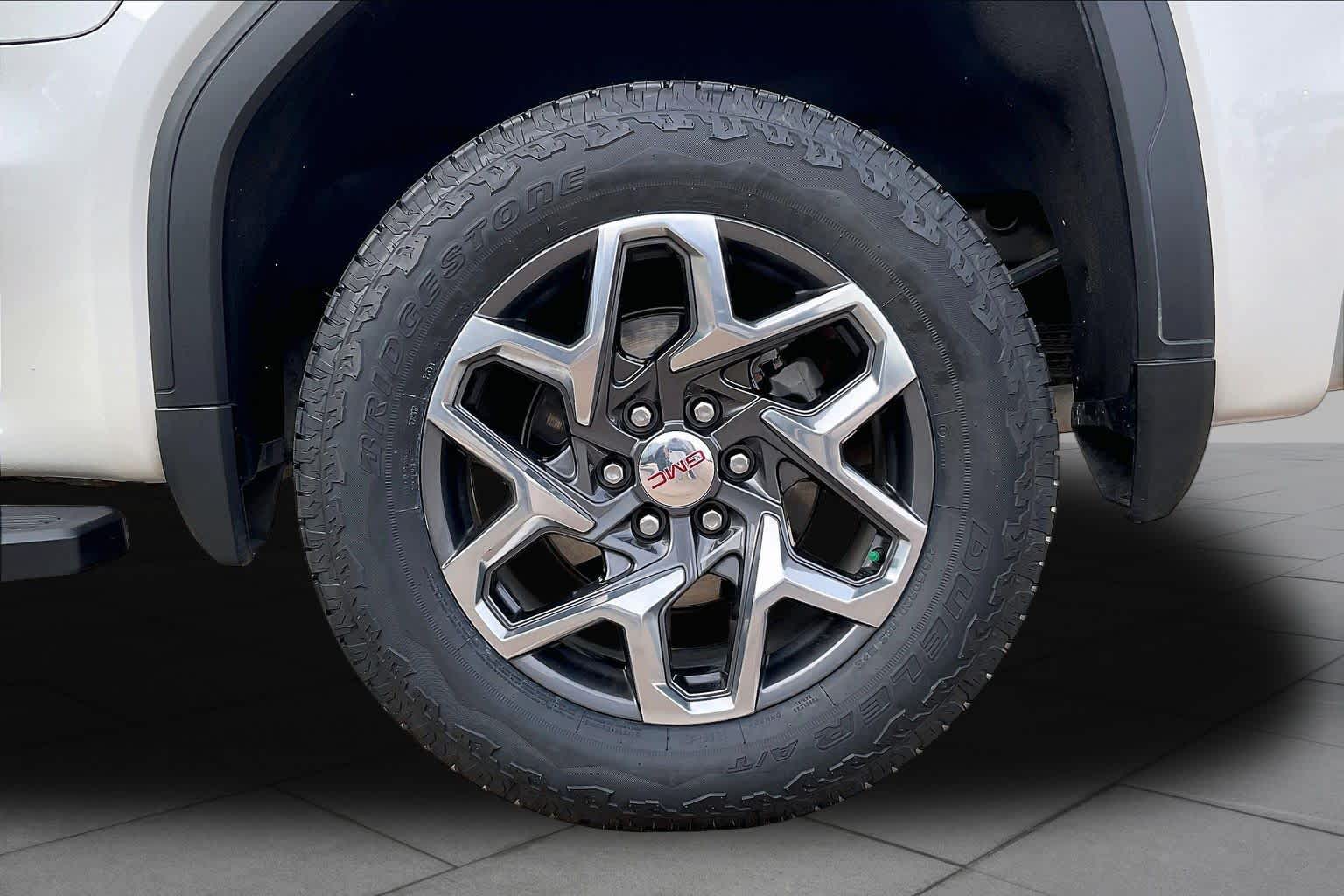 Certified Used 2024 White Frost Tricoat GMC SLT image 11