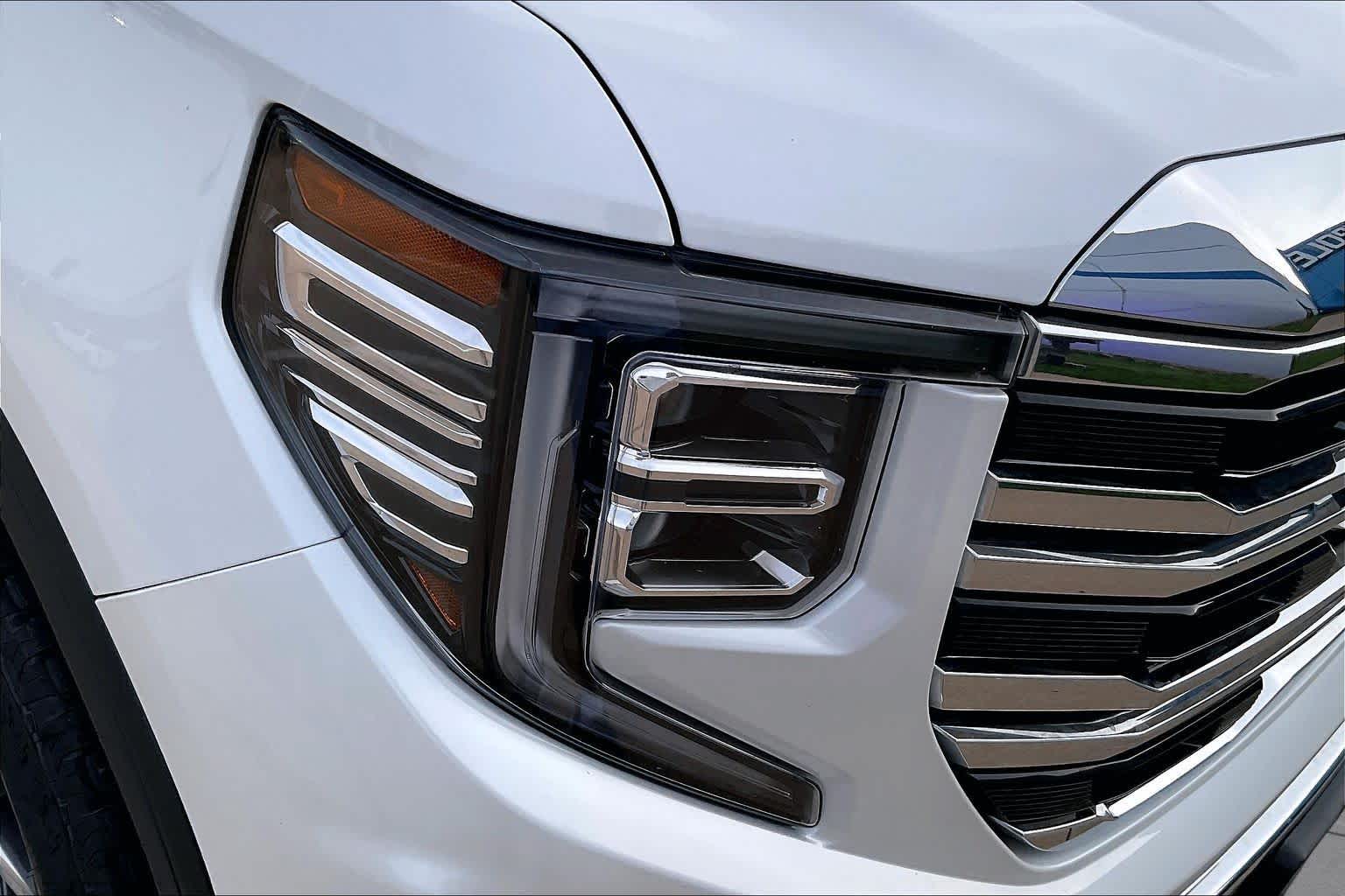 Certified Used 2024 White Frost Tricoat GMC SLT image 26