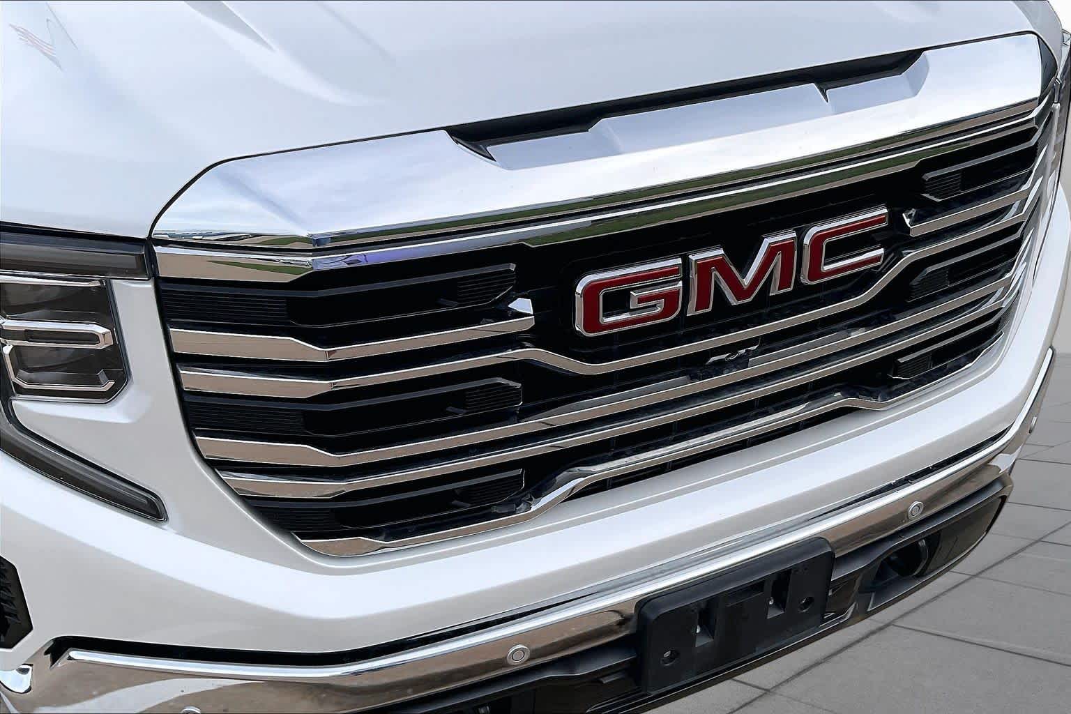 Certified Used 2024 White Frost Tricoat GMC SLT image 28