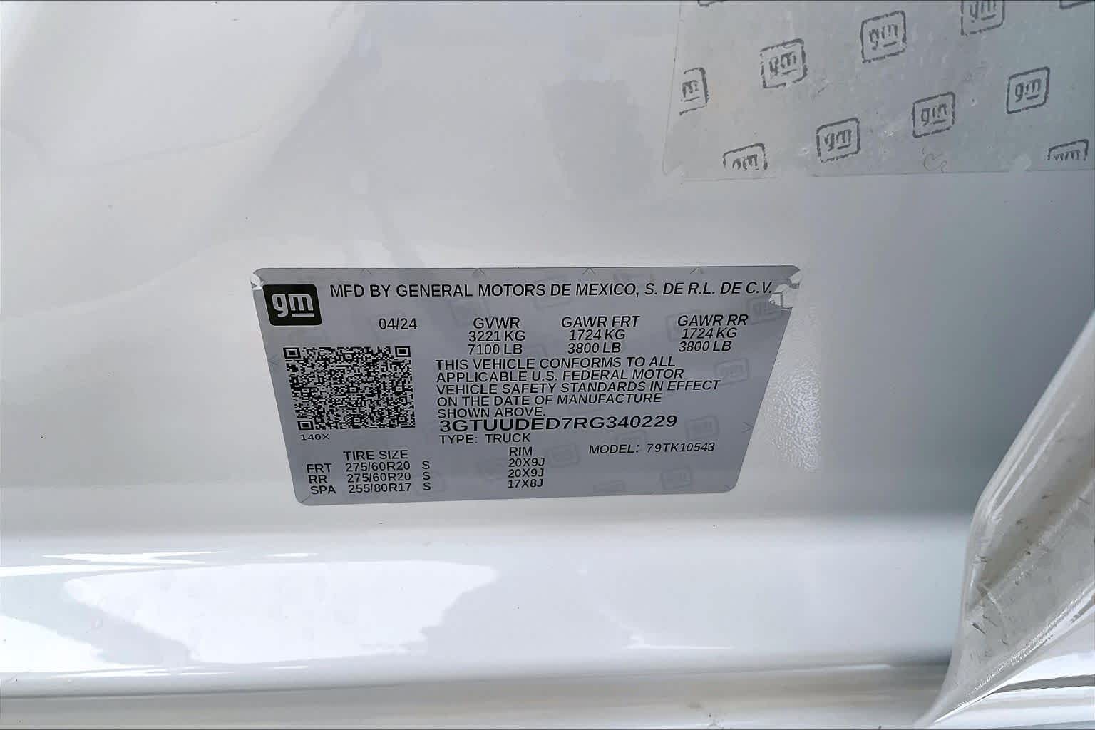Certified Used 2024 White Frost Tricoat GMC SLT image 33